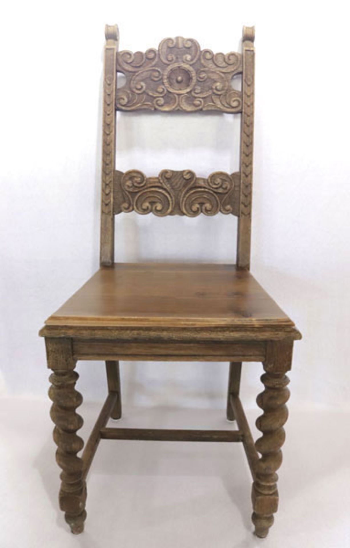 Satz von 8 Holzstühlen, teils gedrechselt, Lehne mit Reliefschnitzerei, H 108 cm, B 43 cm, T 41 cm, 