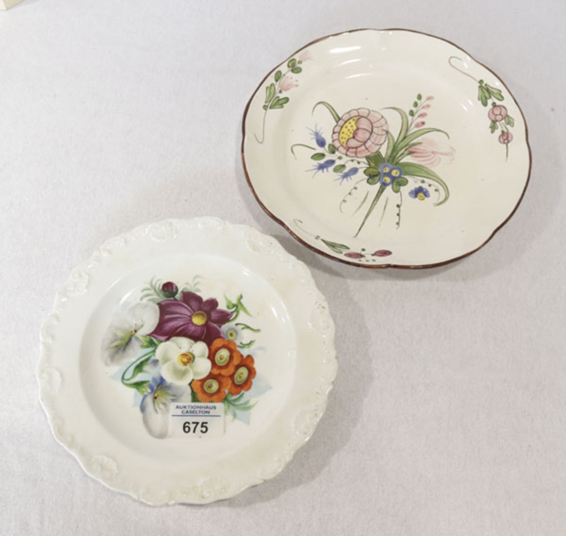 Fayence Teller mit Blumendekor, D 23 cm, und Porzellanteller mit Schwertermarke Blumenmalerei, wohl 