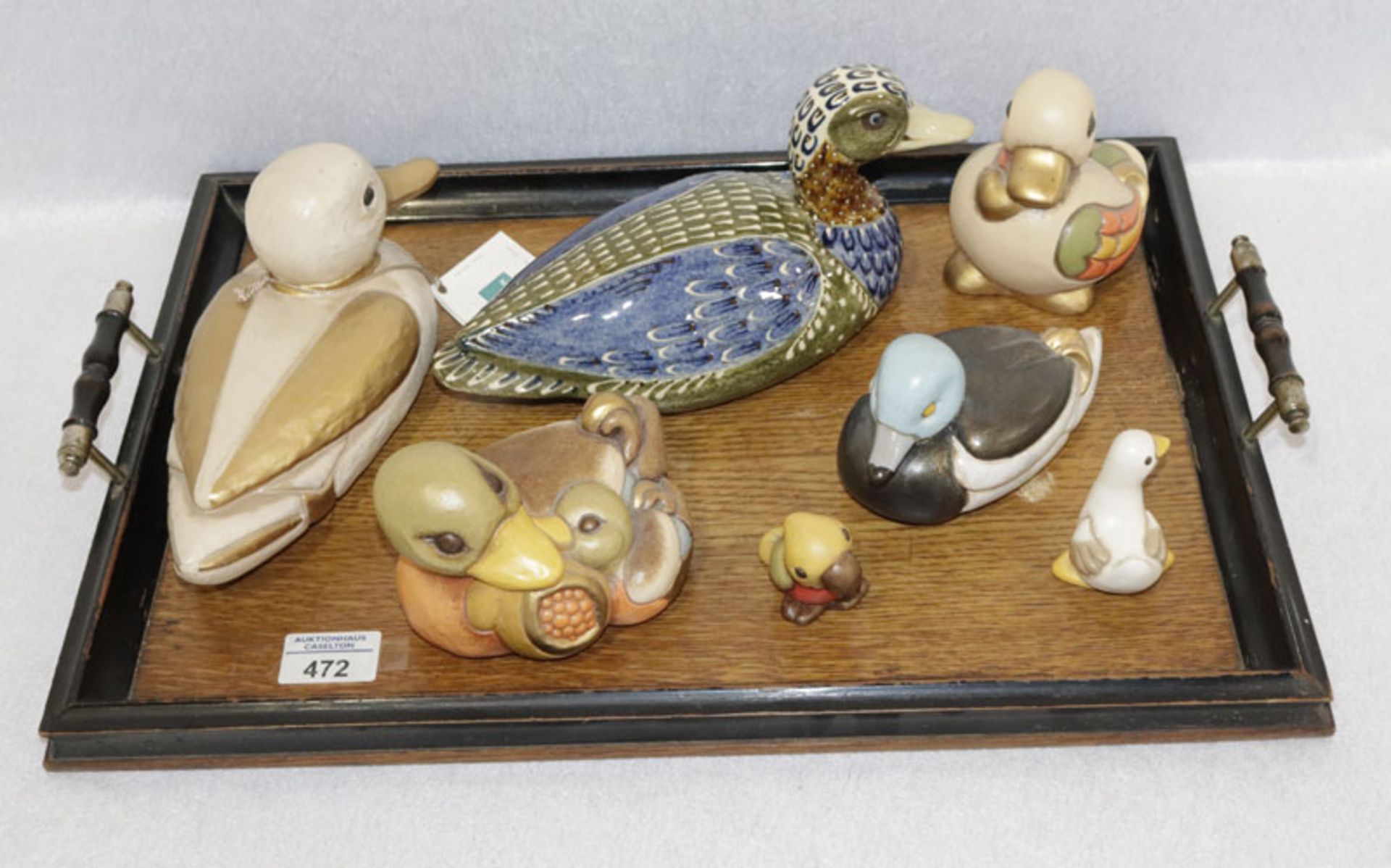 Konvolut von diversen Tierfiguren, 5 Enten, Papagei und Gans, meist Firma Thun, auf Holztablett mit 
