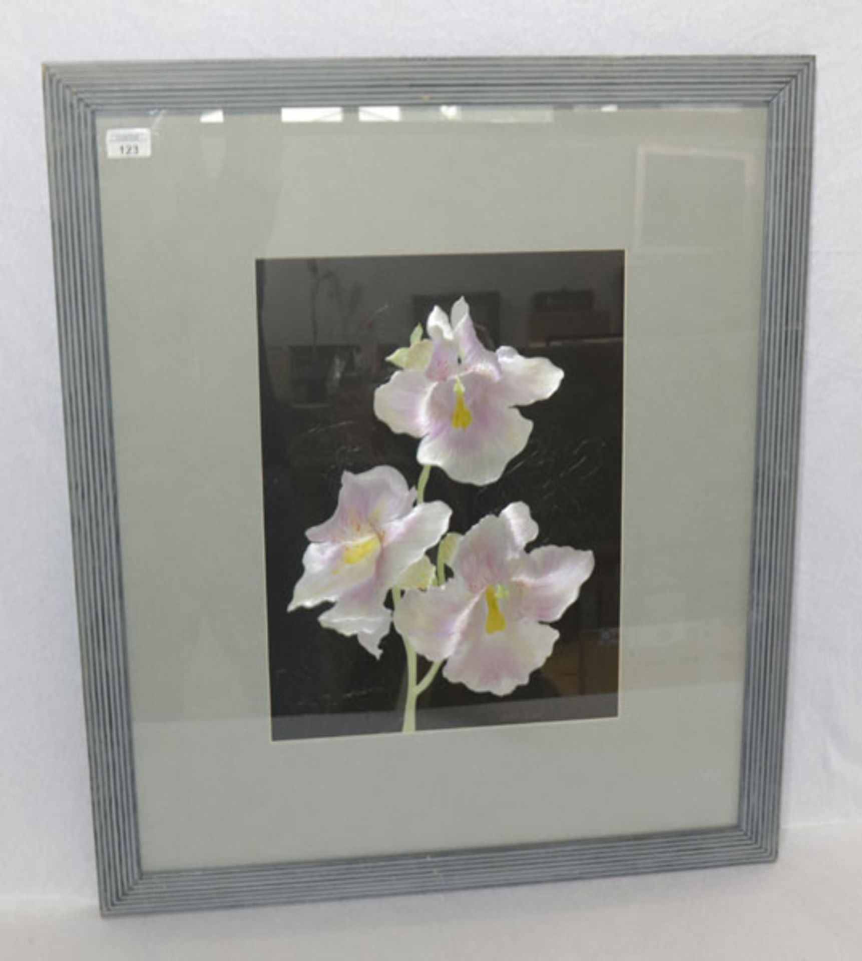 Gemälde 'Blumenstillleben Orchideen', signiert Judith Davies, 1989, London, mit Passepartout unter