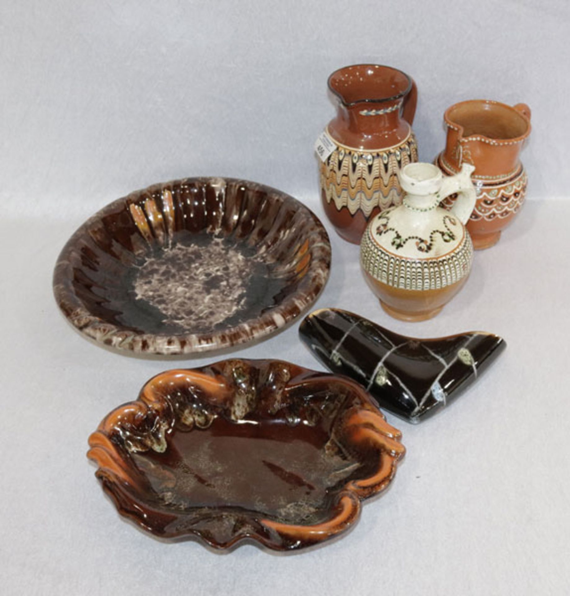 Keramik-Konvolut: 3 Henkelkrüge, H 16/21 cm, Wandvase, H 11 cm, B 22 cm, und 2 Schalen, D ca. 31 cm,