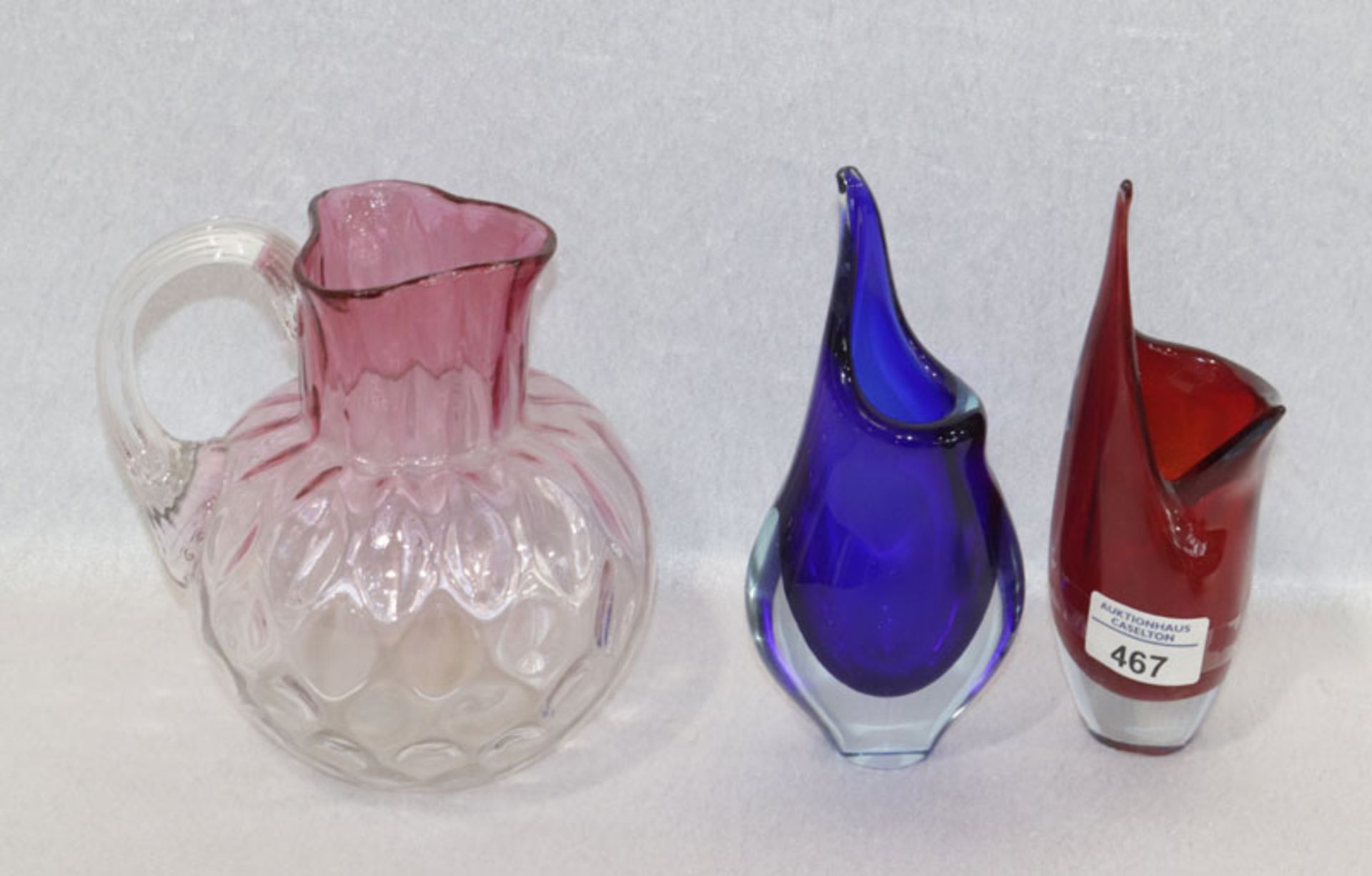 Glas-Konvolut: rote und blaue Vase, H 20 cm, und Henkelkrug, H 18 cm, D 14 cm, teils leicht