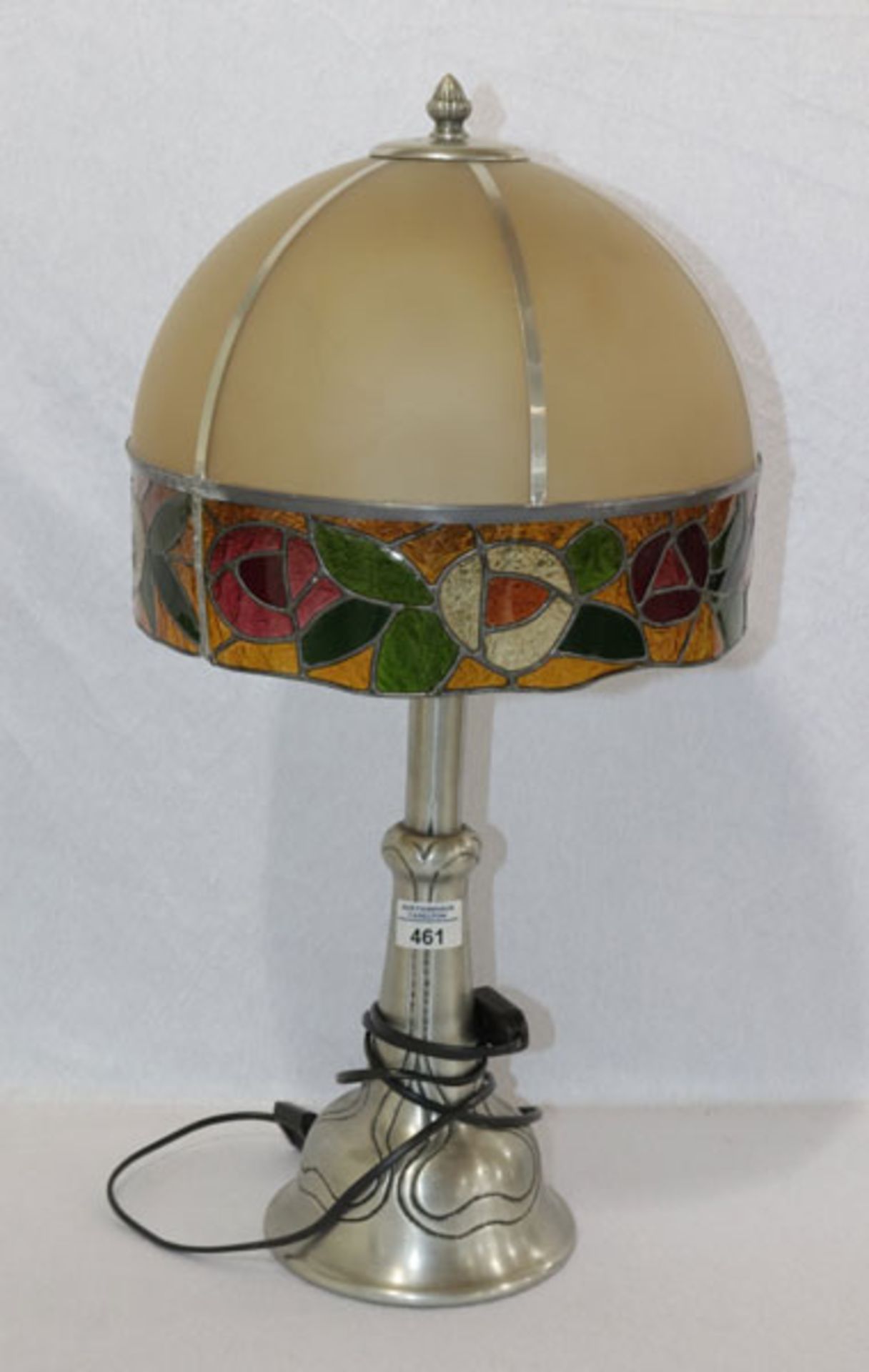 Tischlampe mit Zinnfuß und Glasschirm in Art Tiffany, H 58 cm, D 30 cm, Gebrauchsspurrn