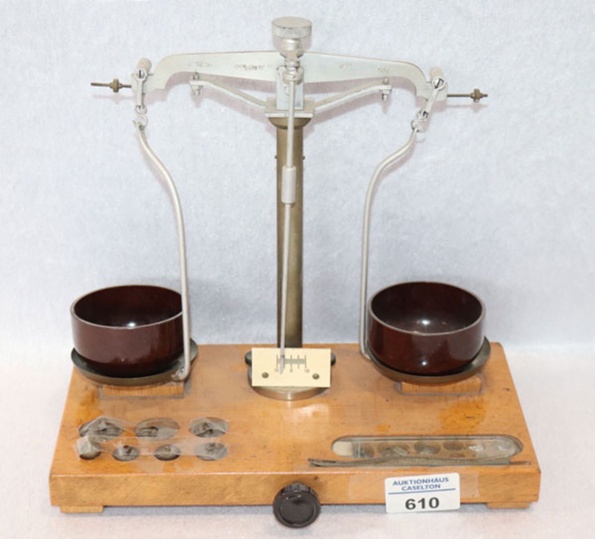 Apothekerwaage mit Gewichten, 50 gr., auf Holz, H 24 cm, B 25 cm, T 16 cm, Gebrauchsspuren