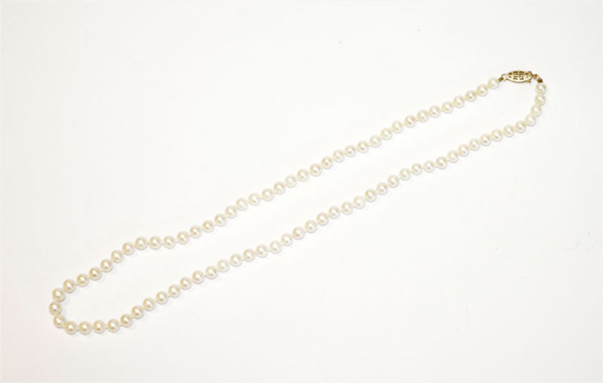 Perlenkette mit 14 k Gelbgold Schließe, L 42 cm