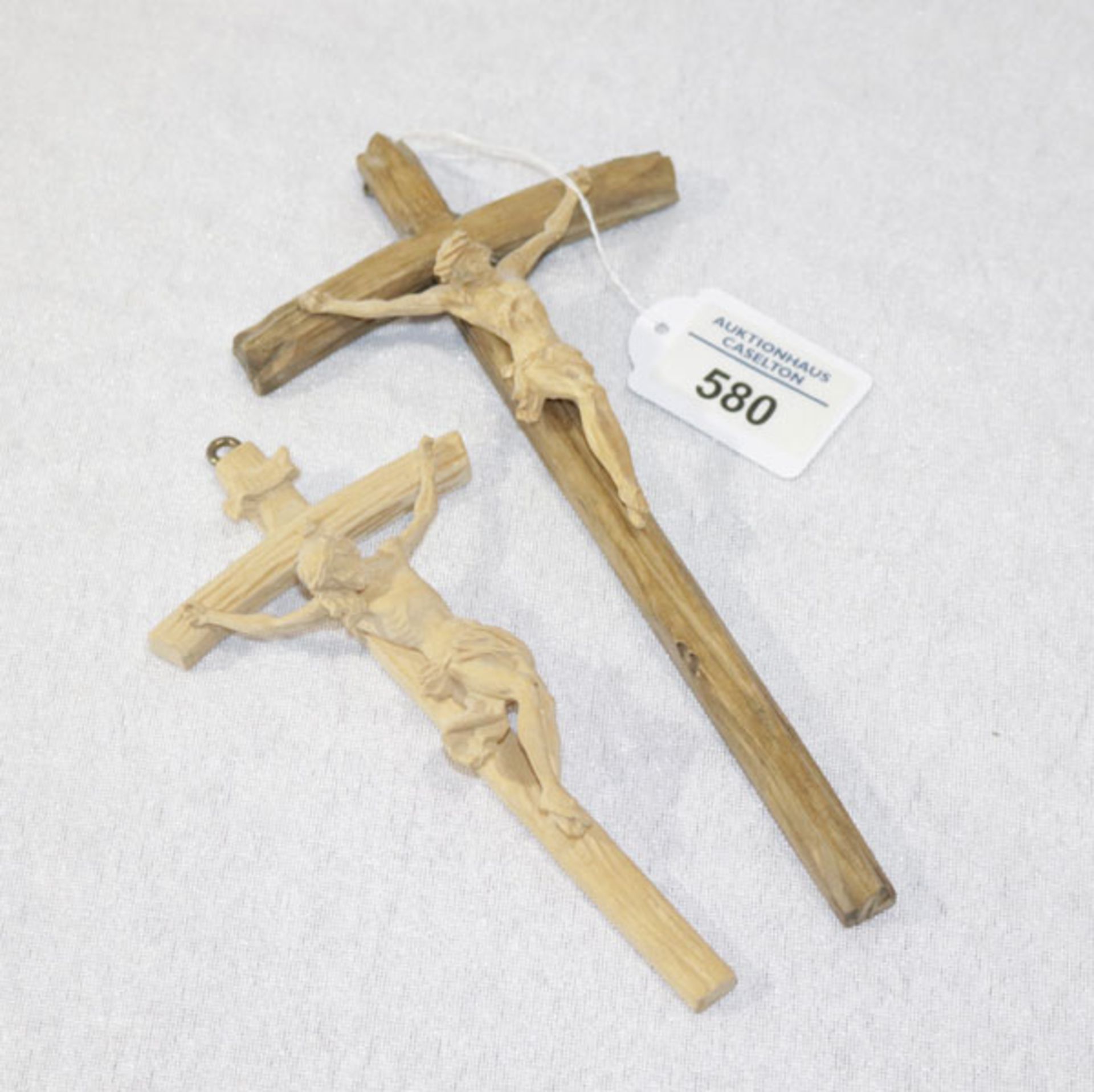 2 Holzkreuze mit handgeschnitztem Korpus Christi, H 16/21 cm
