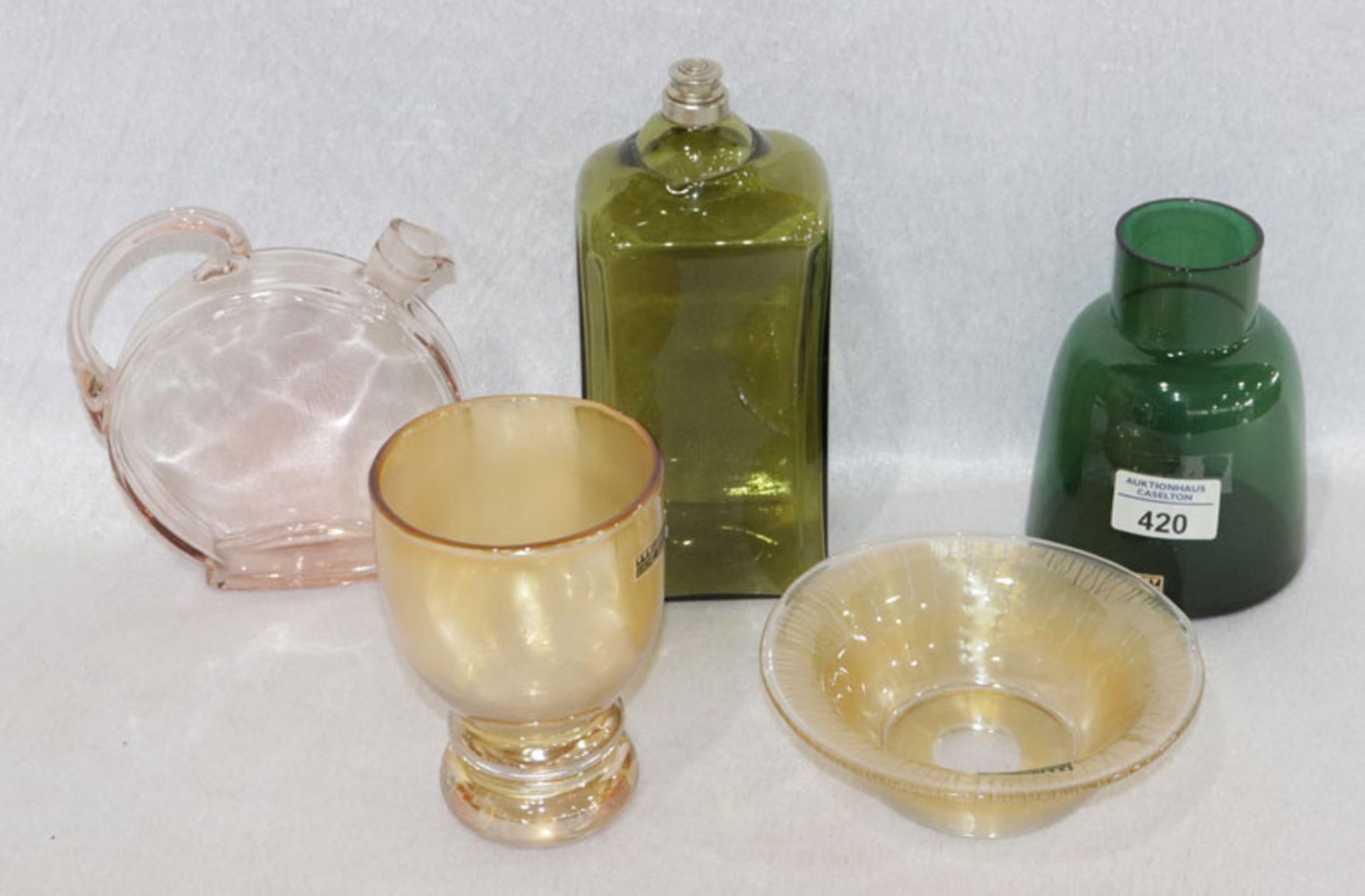 Farbiges Glas-Konvolut: Eisch Schale und Fußbecher, bernsteinfarben, grüne Eisch Vase, sowie grüne