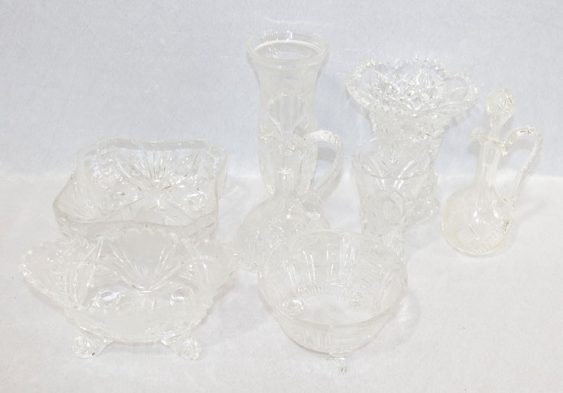 Glas-Konvolut: 2 Rumkännchen, 3 Vasen, eine bestossen, und 3 Schalen auf Füßchen, diverse Größen,