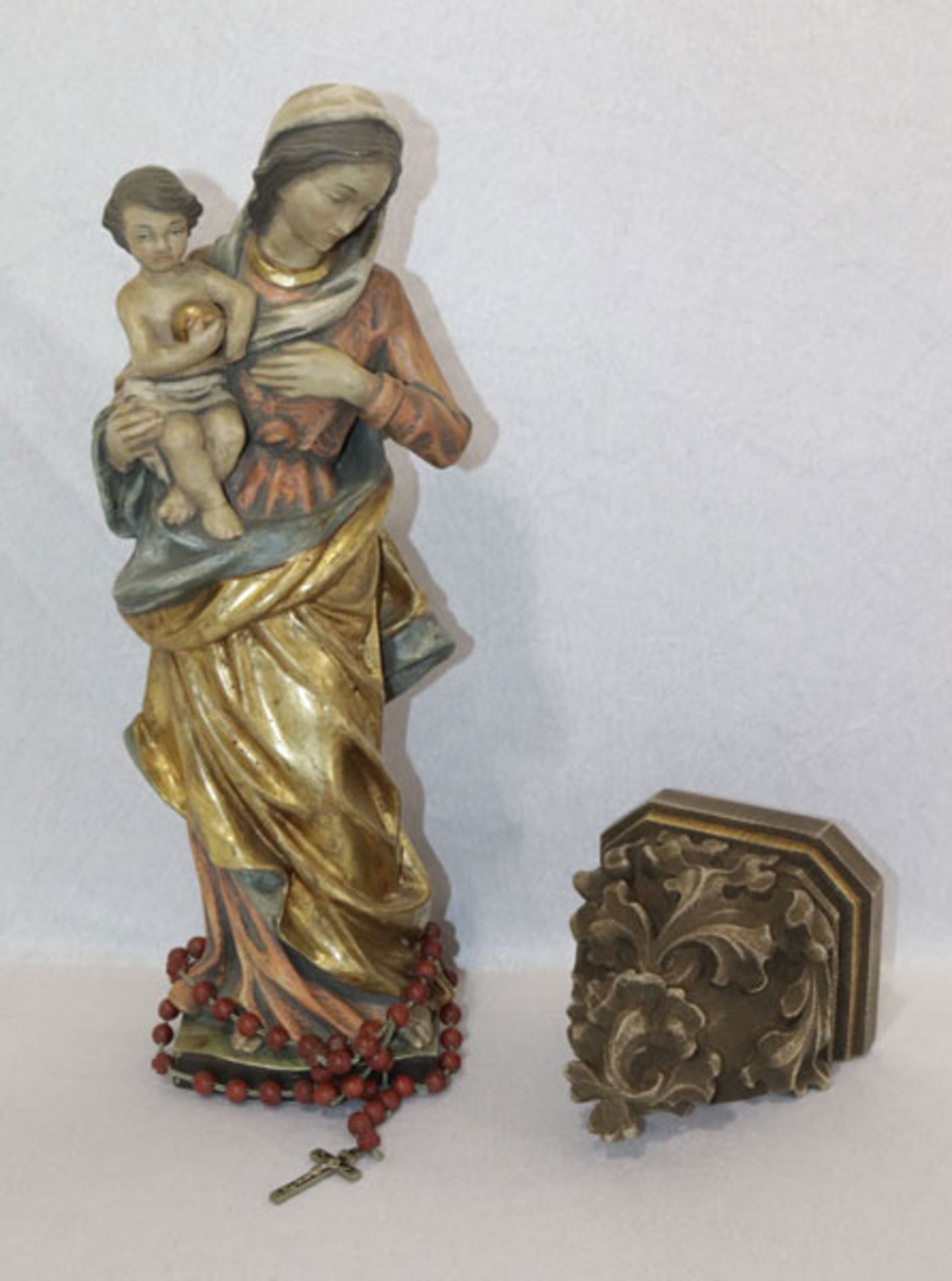 Holz Figurenskulptur 'Maria mit Kind', farbig gefaßt, H 48 cm, B 14 cm, T 13 cm, und geschnitzter