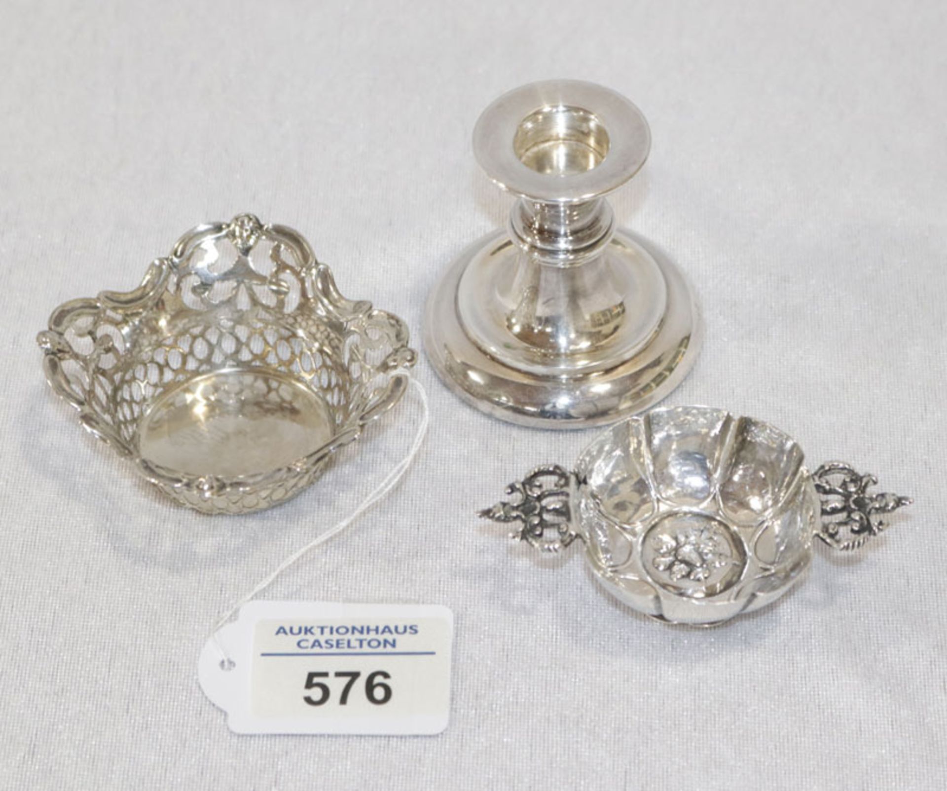 Silber Konvolut, 2 kleine Schälchen und Kerzenleuchter, gefüllt, Gebrauchsspuren, teils beschädigt