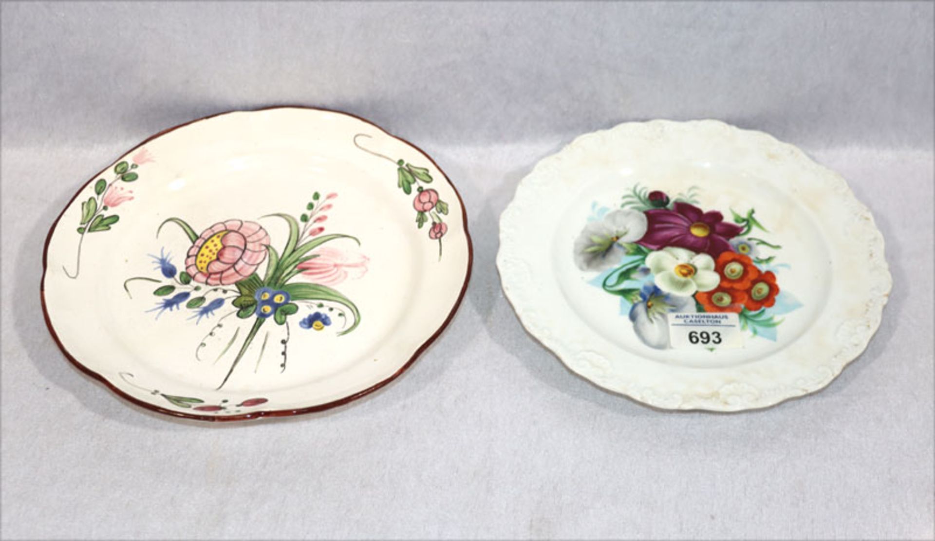 Fayence Teller mit Blumendekor, D 23 cm, und Porzellanteller mit Schwertermarke Blumenmalerei,