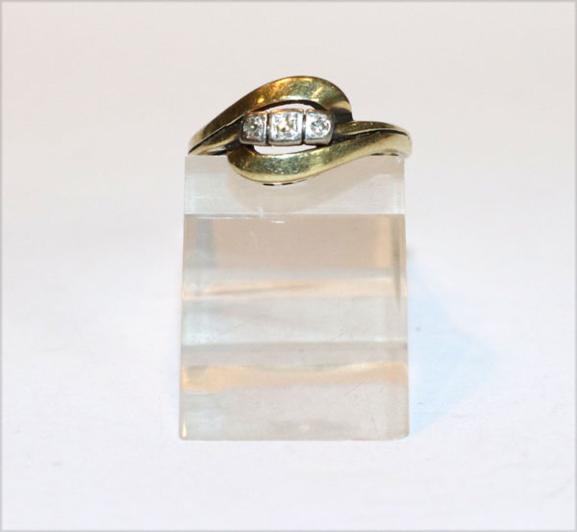 14 k Gelbgold Ring mit 3 in Weißgold gefaßten Diamanten, 3,9 gr., Gr. 56