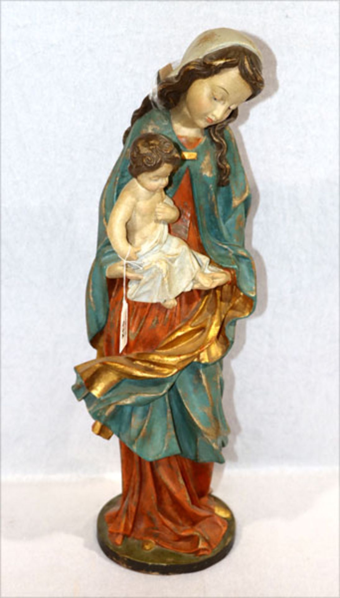 Holz Figurenskulptur 'Maria mit Kind', farbig gefaßt, Sockel Rückseite beschädigt, H 57 cm, B 22 cm,