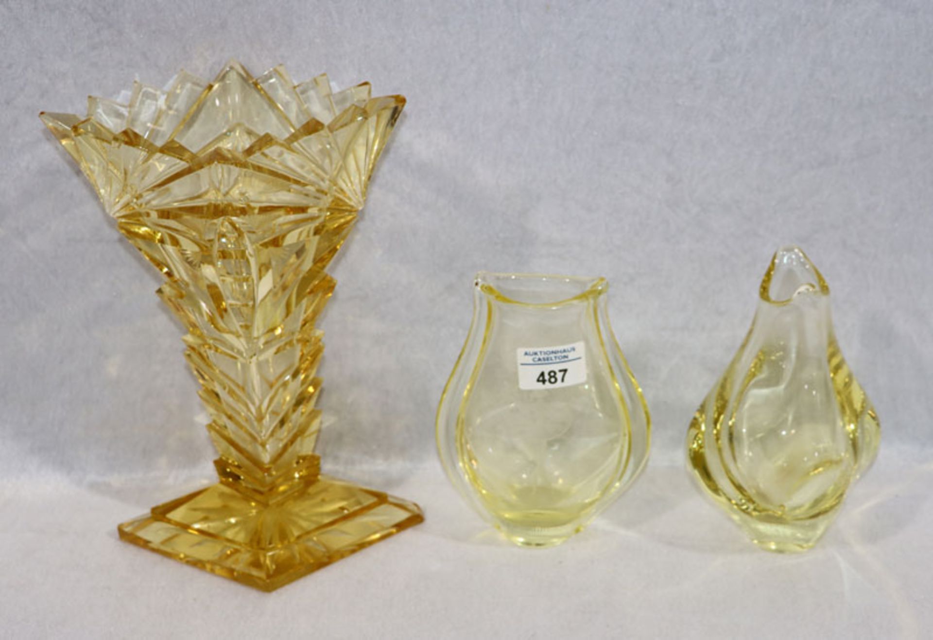 2 zitronengelbe Glasvasen, wohl Miroslav Klinger ZBS Zelezny Brod, Böhmen, 50/60er Jahre, H 18 cm,