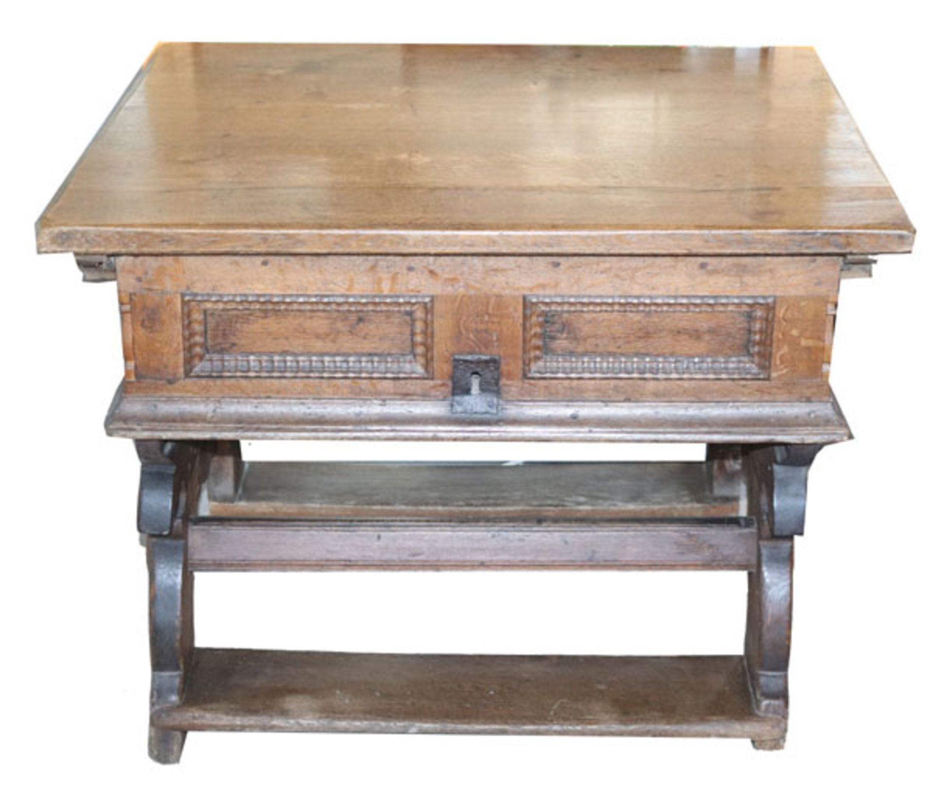 Jockeltisch mit Schloß, 17. Jahrhundert, Korpus mit Leistendekor, Platte, erneuert und schiebbar,