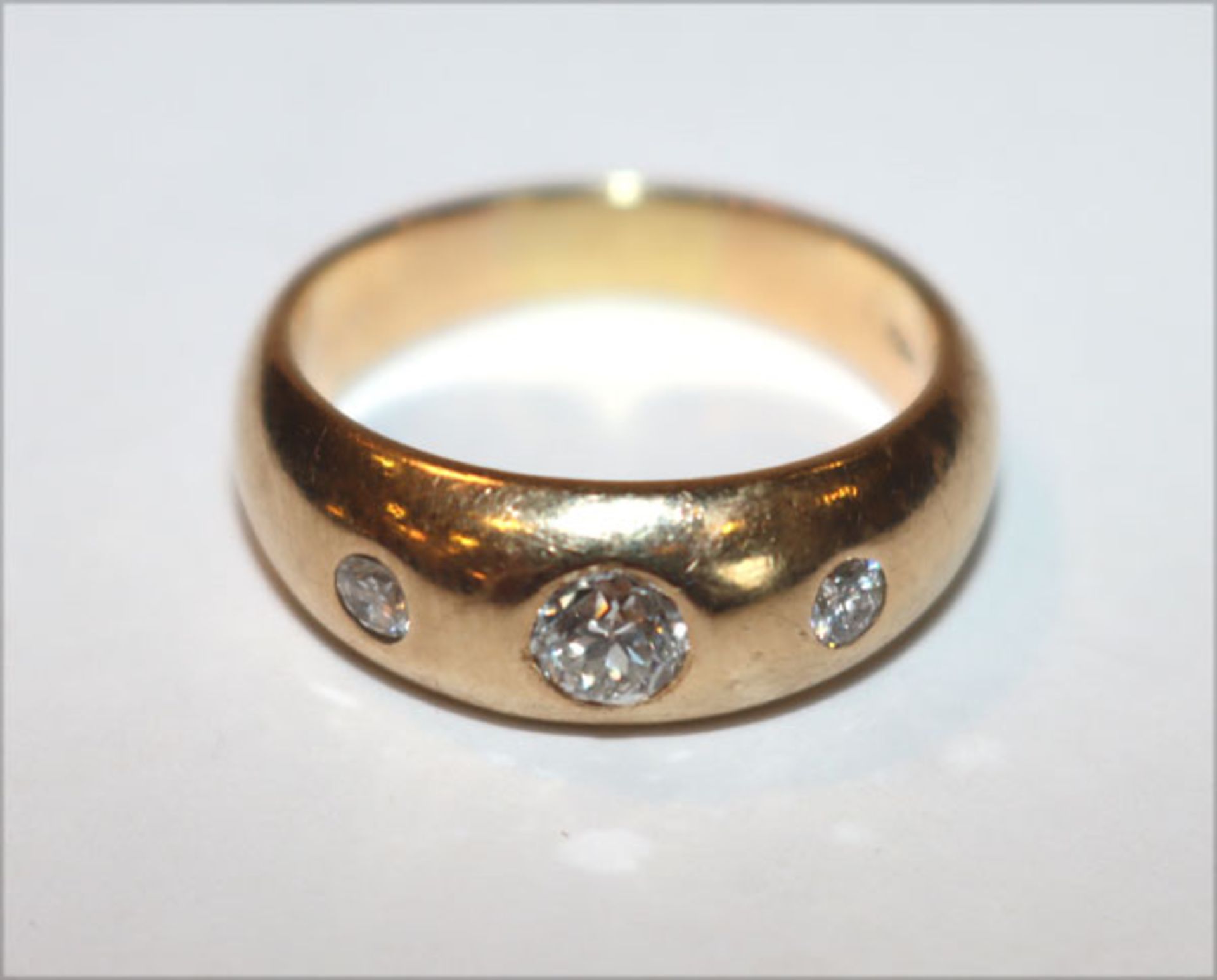 14 k Gelbgold Bandring mit 3 Diamanten, zus. ca. 0,3 ct., 5,1 gr., Gr. 49