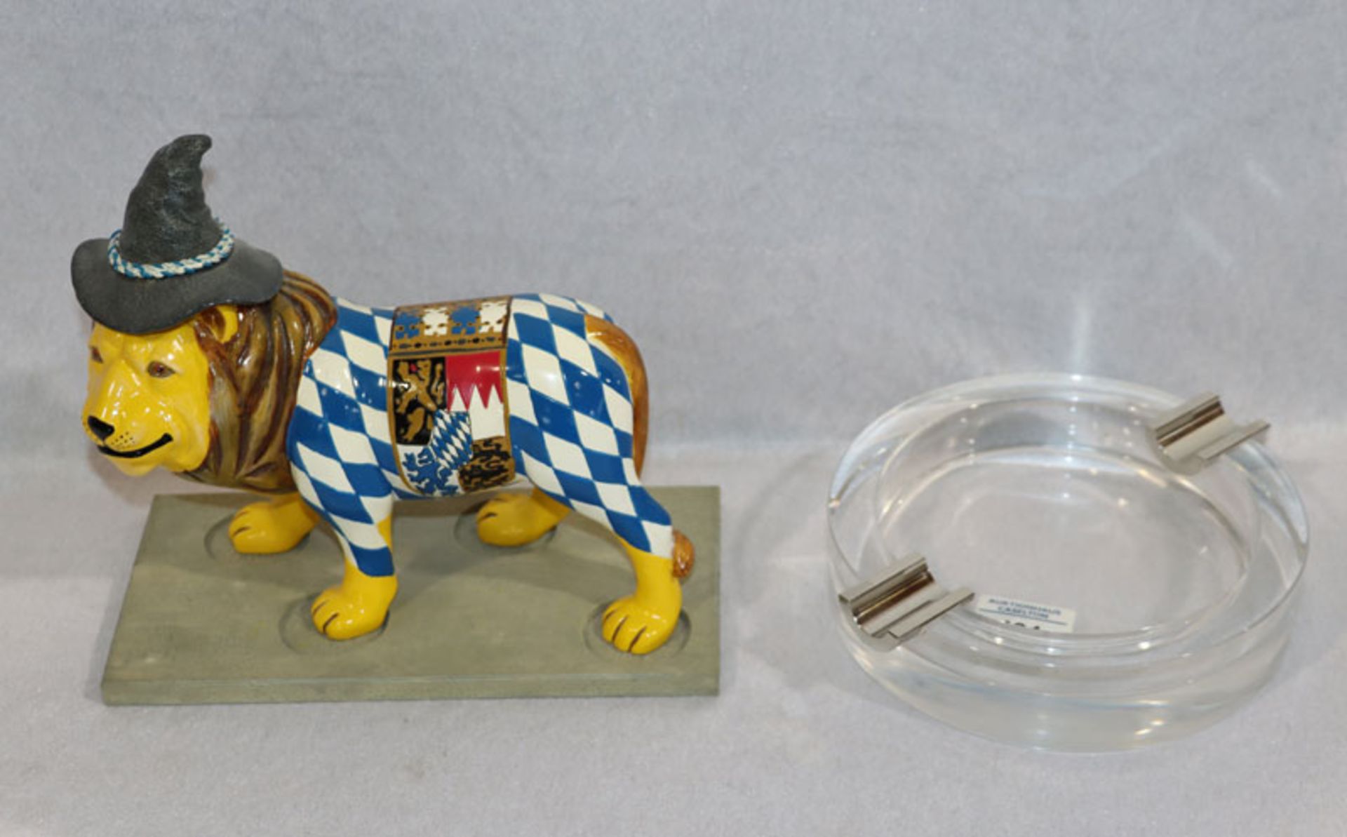 Joop Glas Aschenbecher mit Edelstahl, H 4,5 cm, D 21 cm, und Tierskulptur 'Löwe mit bayerischem