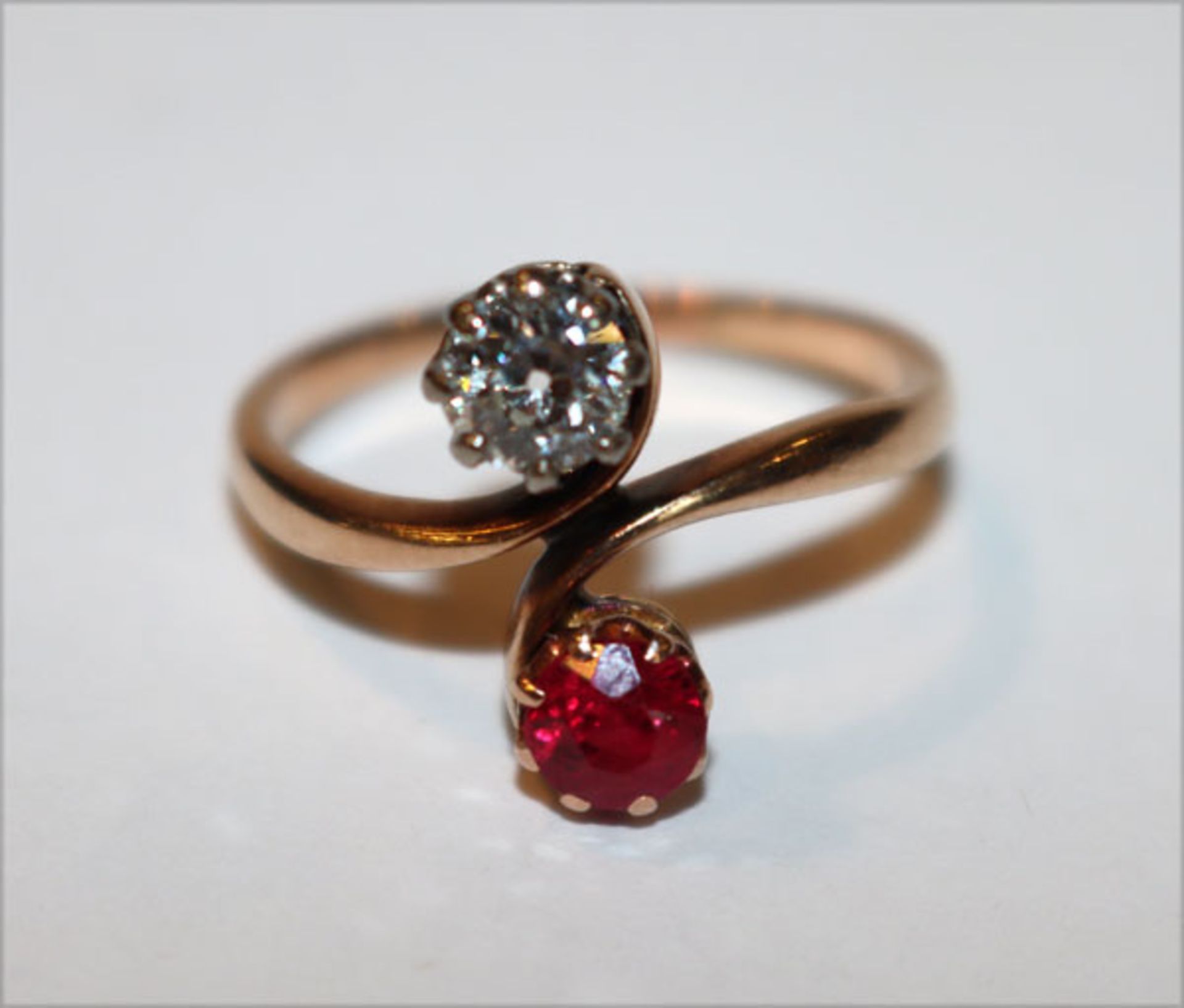 14 k (geprüft) Roségold Ring um 1900 mit Diamant, ca. 0,40 ct., und Rubin, Gr. 56