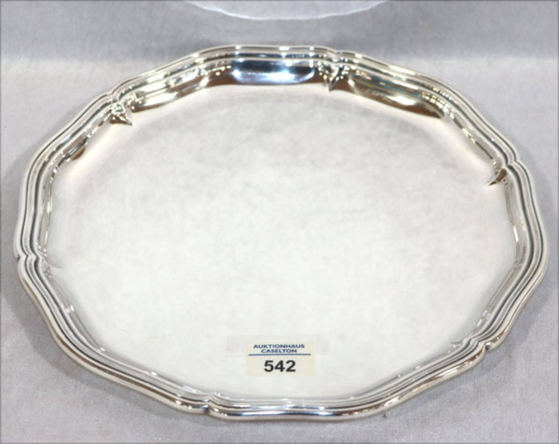 Tablett mit geschwungenem Rand, 830 Silber, 645 gr., rückseitig mit gravierter Widmung, D 33 cm,