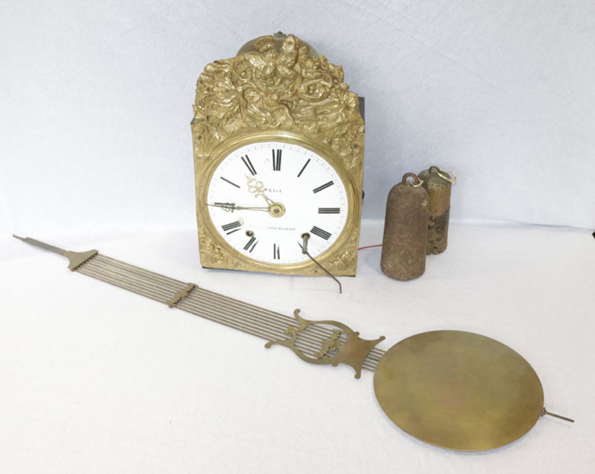 Comptoise Uhr mit geprägtem Messing und Email Zifferblatt, dekorativer Pendel, 2 Gewichte und