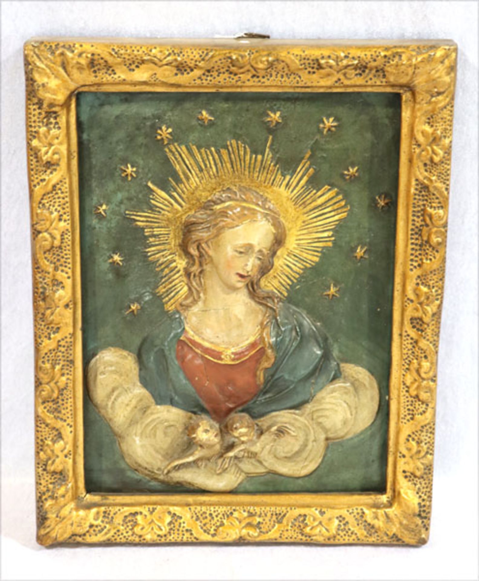 Gipsreliefbild auf Holz 'Maria mit Strahlenkranz und 2 Putten', farbig bemalt, gesprungen,