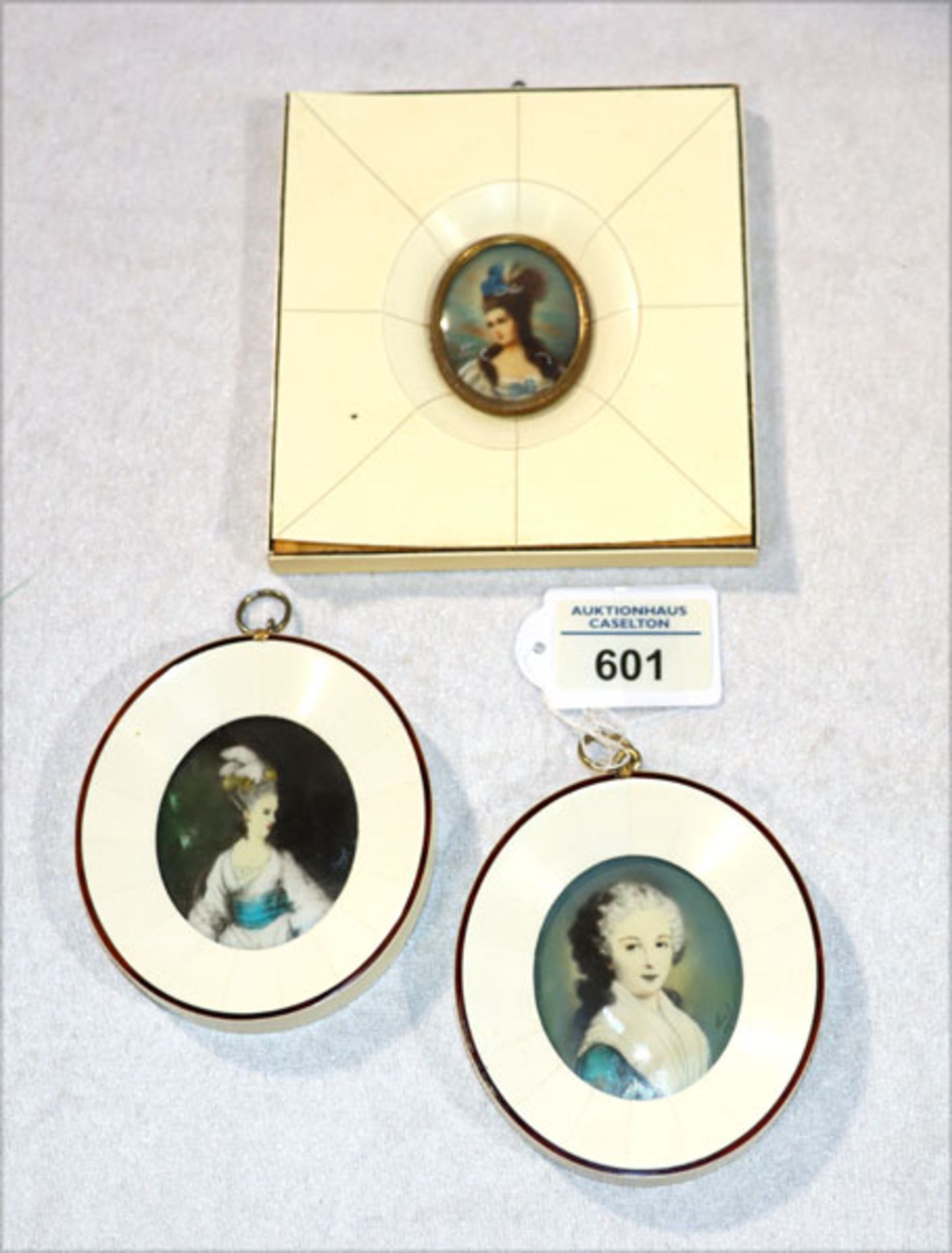Konvolut von 3 Elfenbein Medaillonbildern 'Damenportraits', 2 oval unter Glas gerahmt, incl.