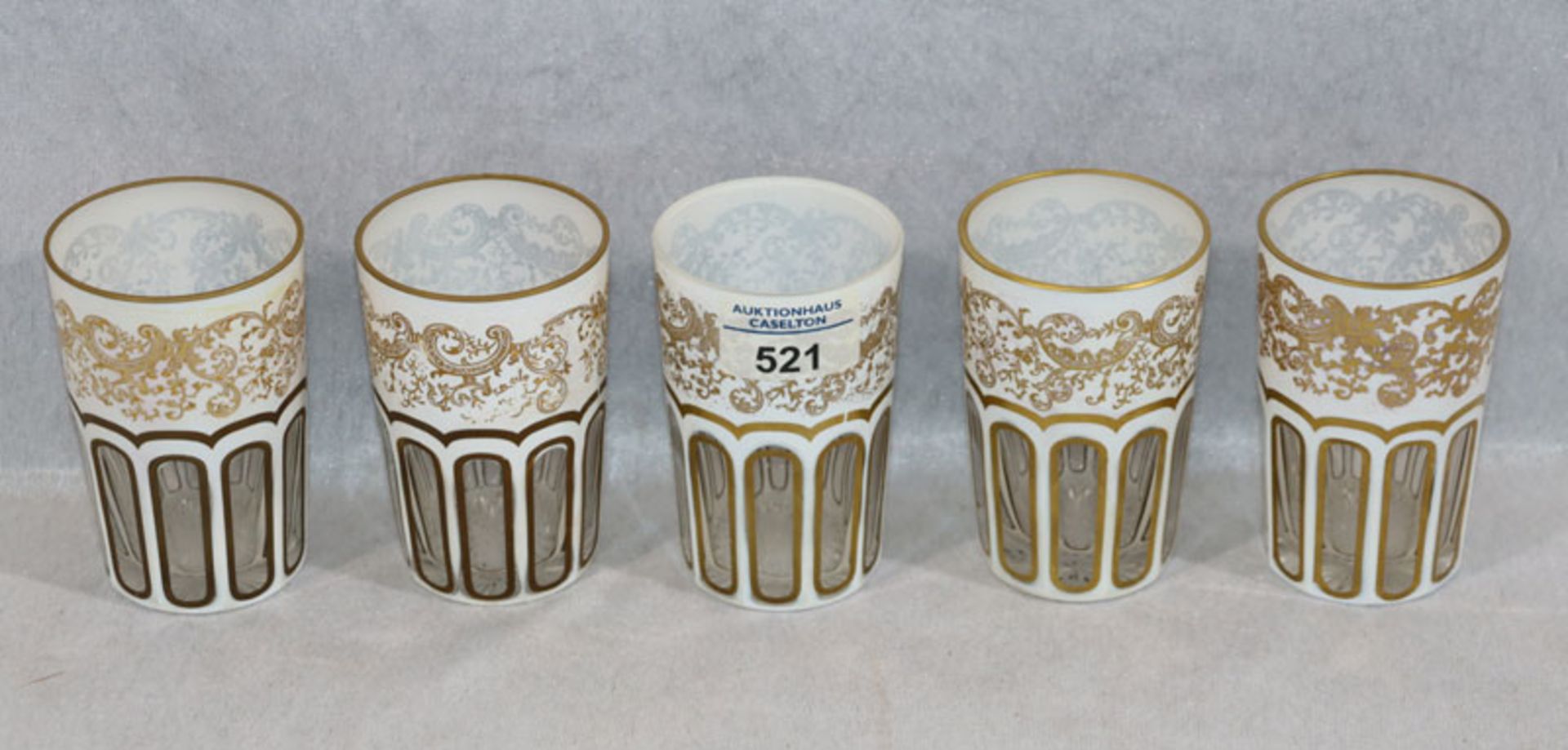 5 weiße Überfang Glasbecher mit Schliffdekor und goldenem Dekor, H 10 cm, D 6,5 cm, teils bereiben