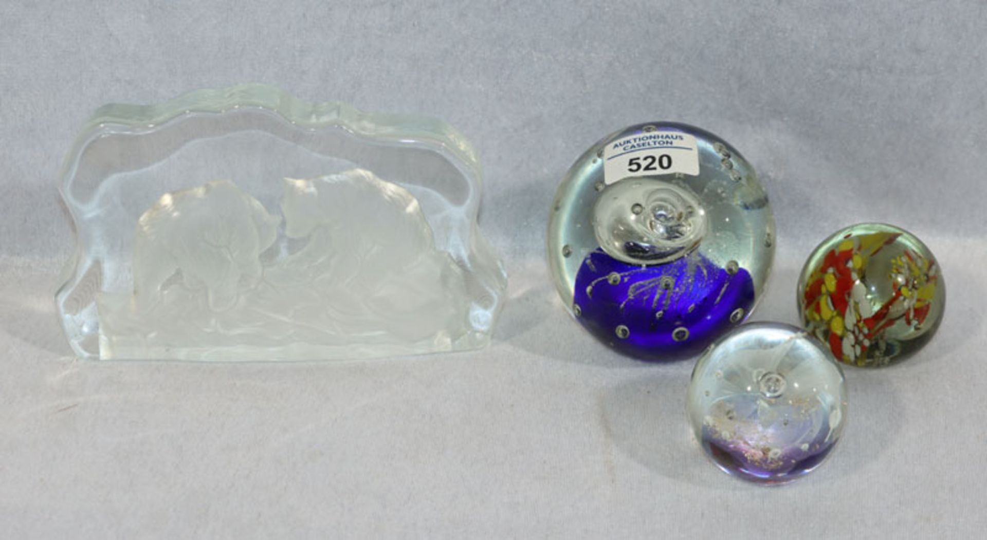 Konvolut von 3 Glas Briefbeschwerer in verschiedenen Dekoren, H 5/9 cm, und Glasobjekt 'Eisbären', H