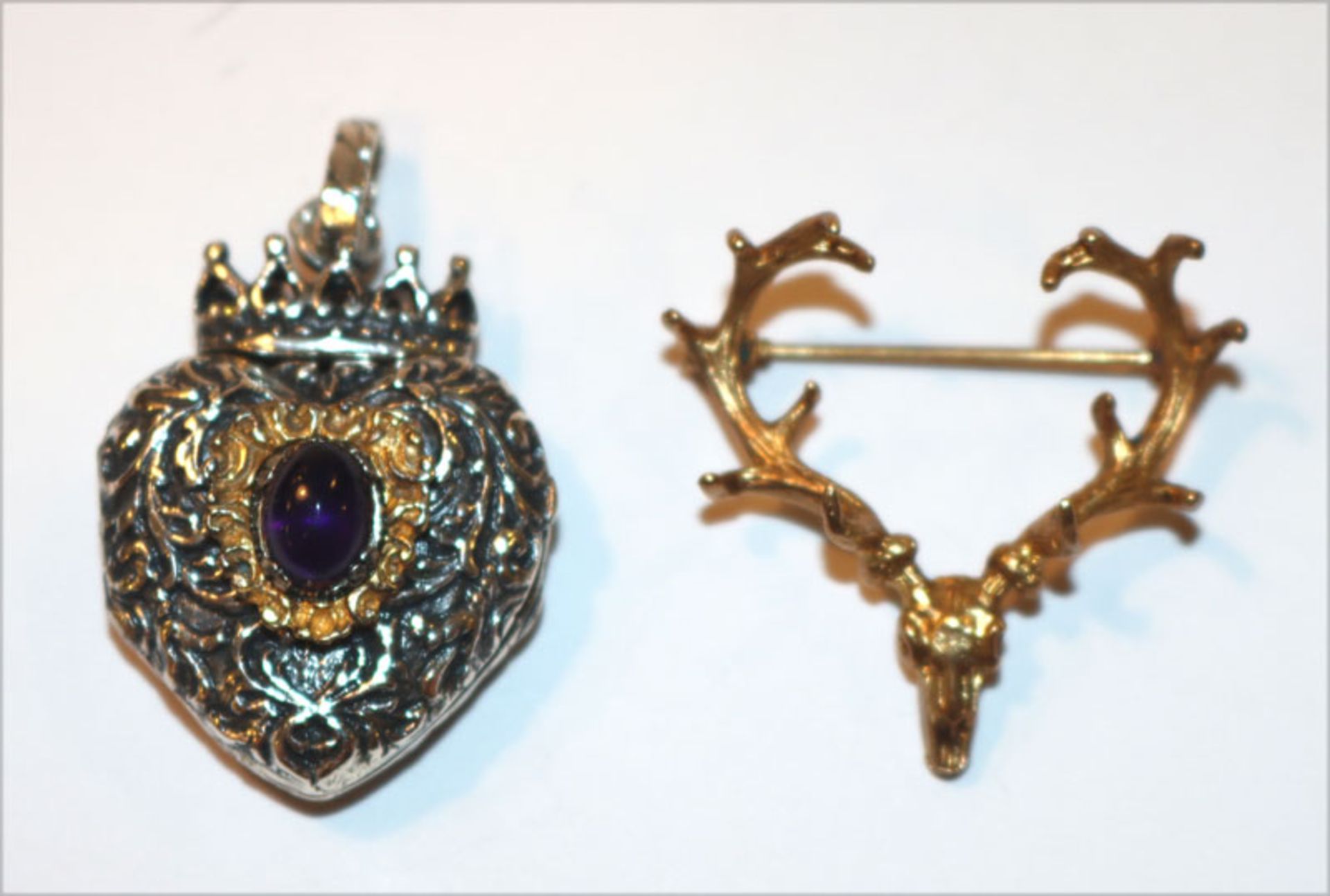 Silber Medaillon-Anhänger in Herzform mit Krone, aufklappbar, Reliefdekor mit Amethyst, H 4 cm,