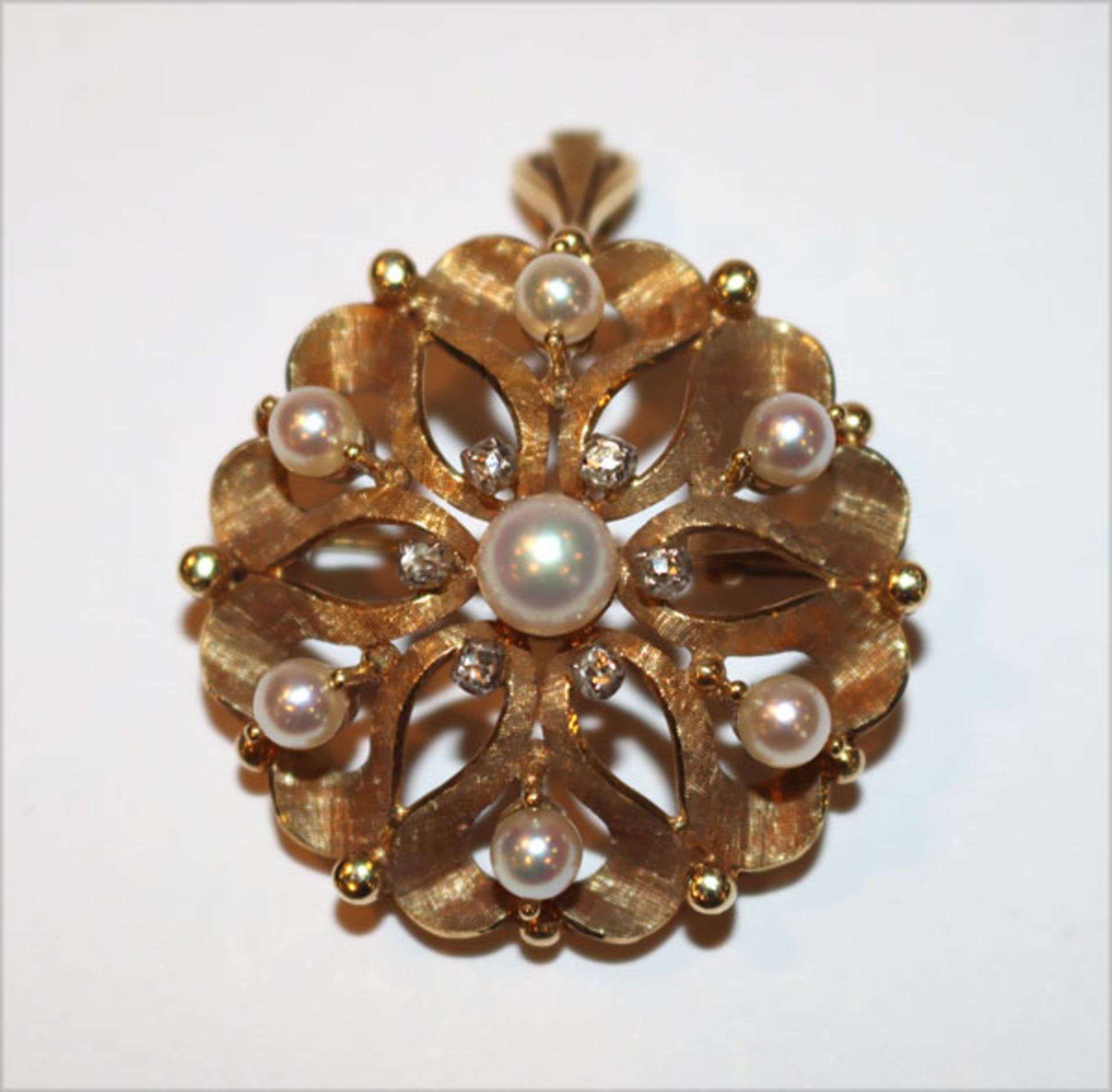 14 k Gelbgold Brosche/Anhänger mit 6 Diamanten und 7 Perlen verziert, Gold teils mattiert, 12 gr., D