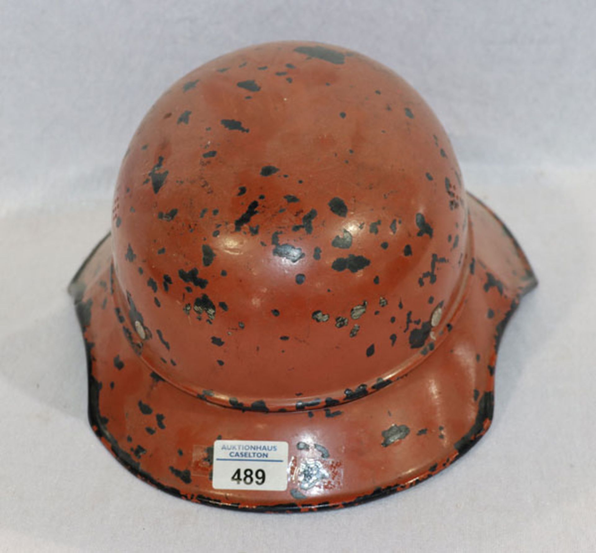 Feuerwehrhelm, 2. Weltkrieg, Metall mit Lederfutter, starke Gebrauchsspuren