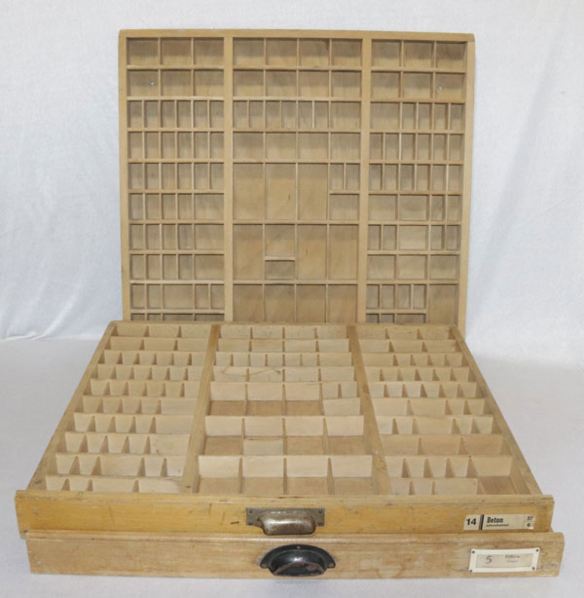 Konvolut von 3 Holz Setzkästen, H 7 cm, B 66 cm, T 60 cm, Alters- und Gebrauchsspuren