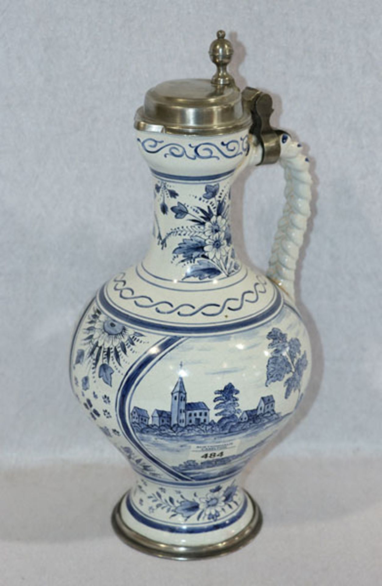 Keramik Henkelkrug mit blauem Landschafts- und Blumendekor, Zinn-Fußmontierung und Deckel, H 42