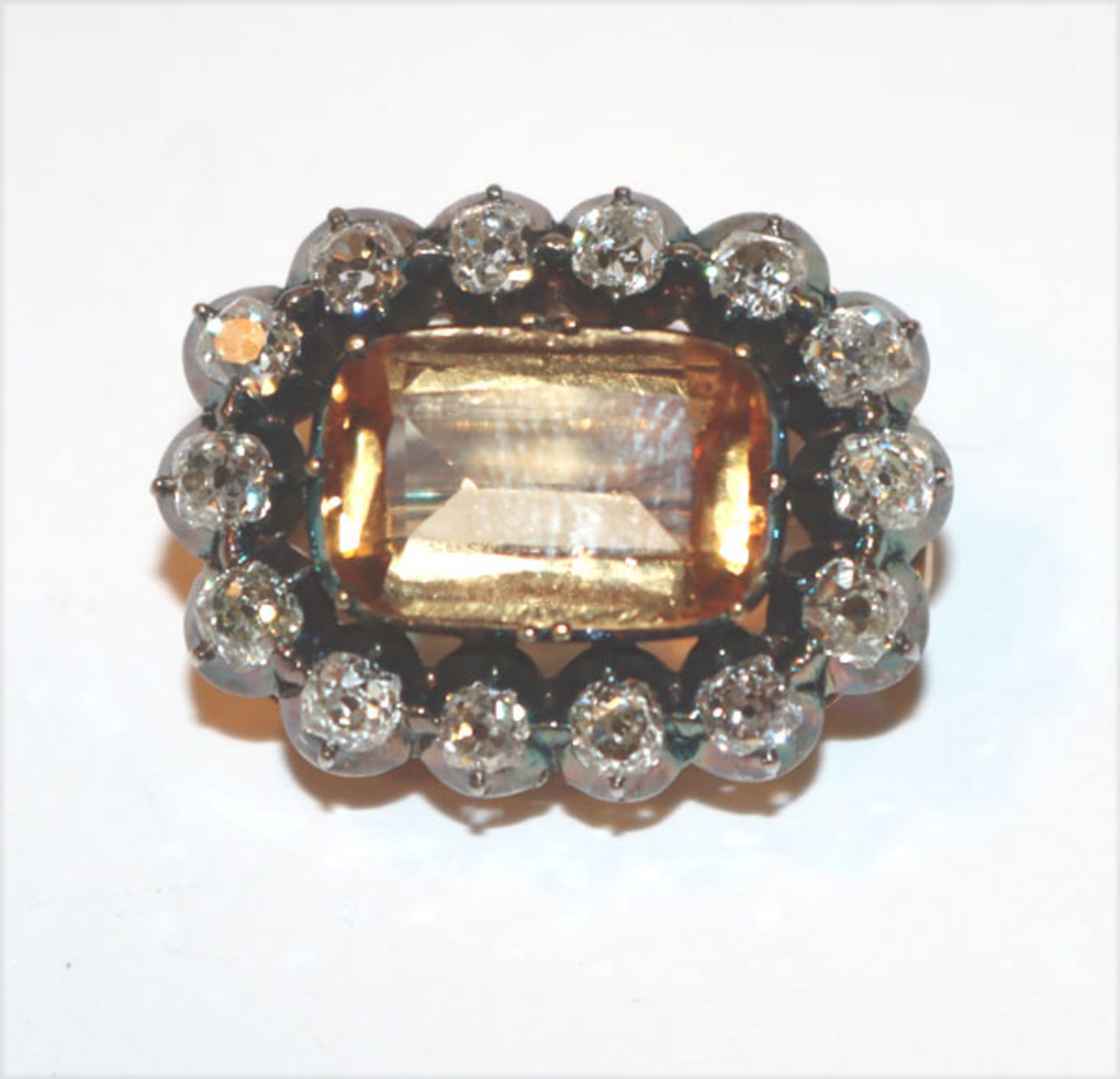 18 k Gelbgold Brosche um 1900 mit Goldtopas und 14 Altschliff Diamanten, zus. ca.1,5 ct., 6,9 gr., B