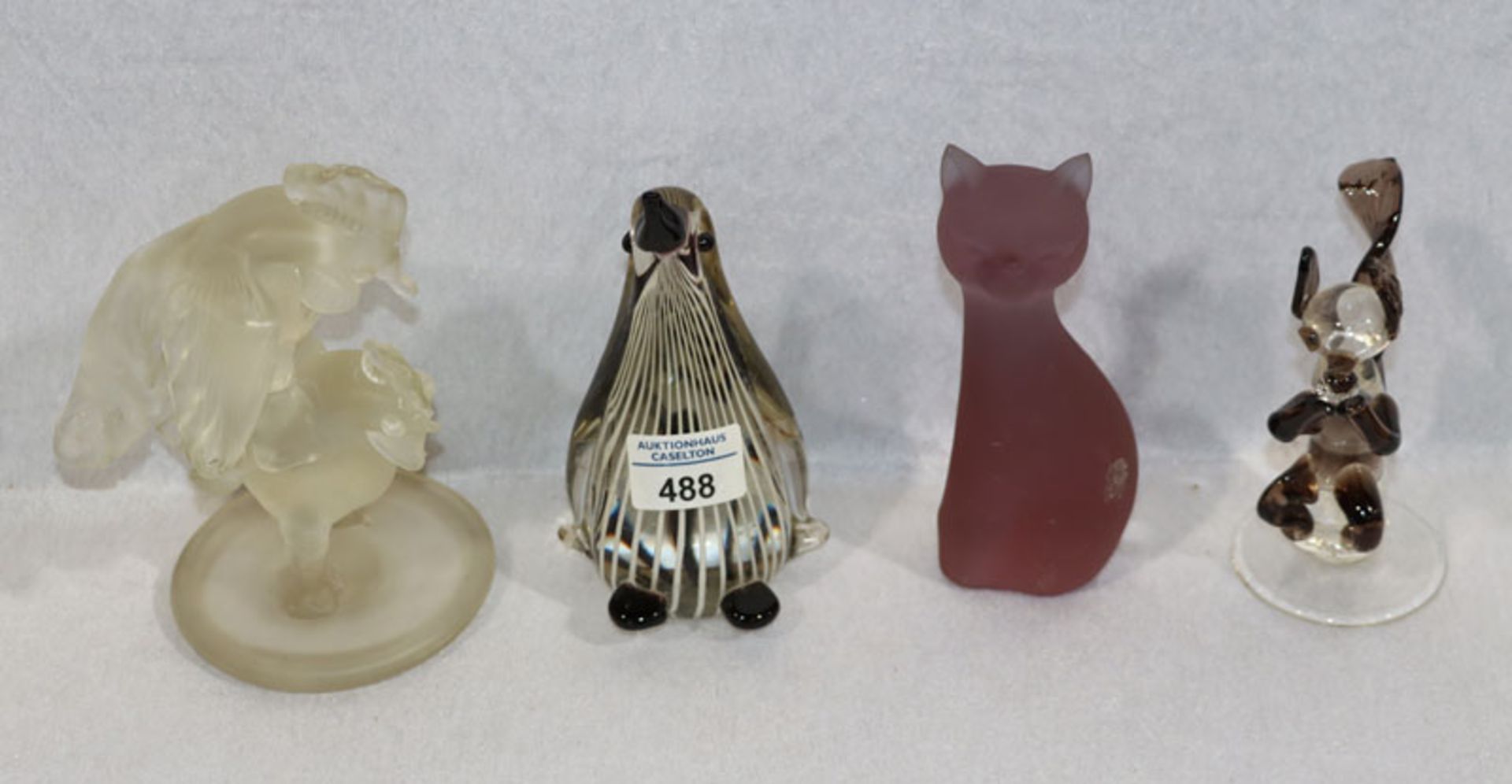 Konvolut von 4 Glas Tierskulpturen: Pinguin, Eichhörnchen, Katze und 2 Hähne, H 14/14 cm