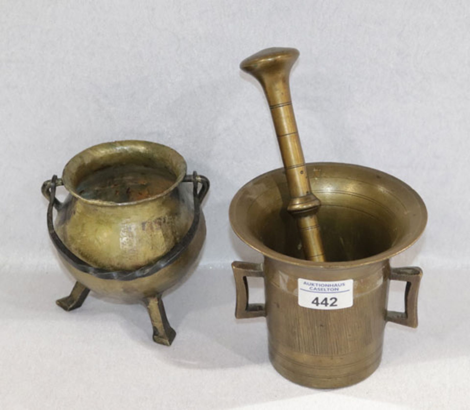 Bronze Mörser mit Stößl, H 13 cm, D 14 cm, Stößl L 23 cm, und kleine Glockenspeis mit Henkel, H 13