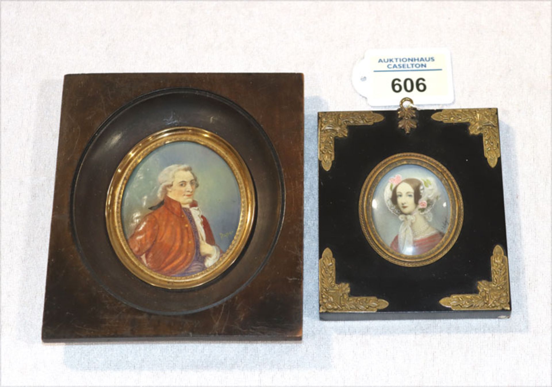 2 Medaillonbilder, 'Damenportrait', unter Glas gerahmt, Holzrahmen mit Metallornamenten verziert,