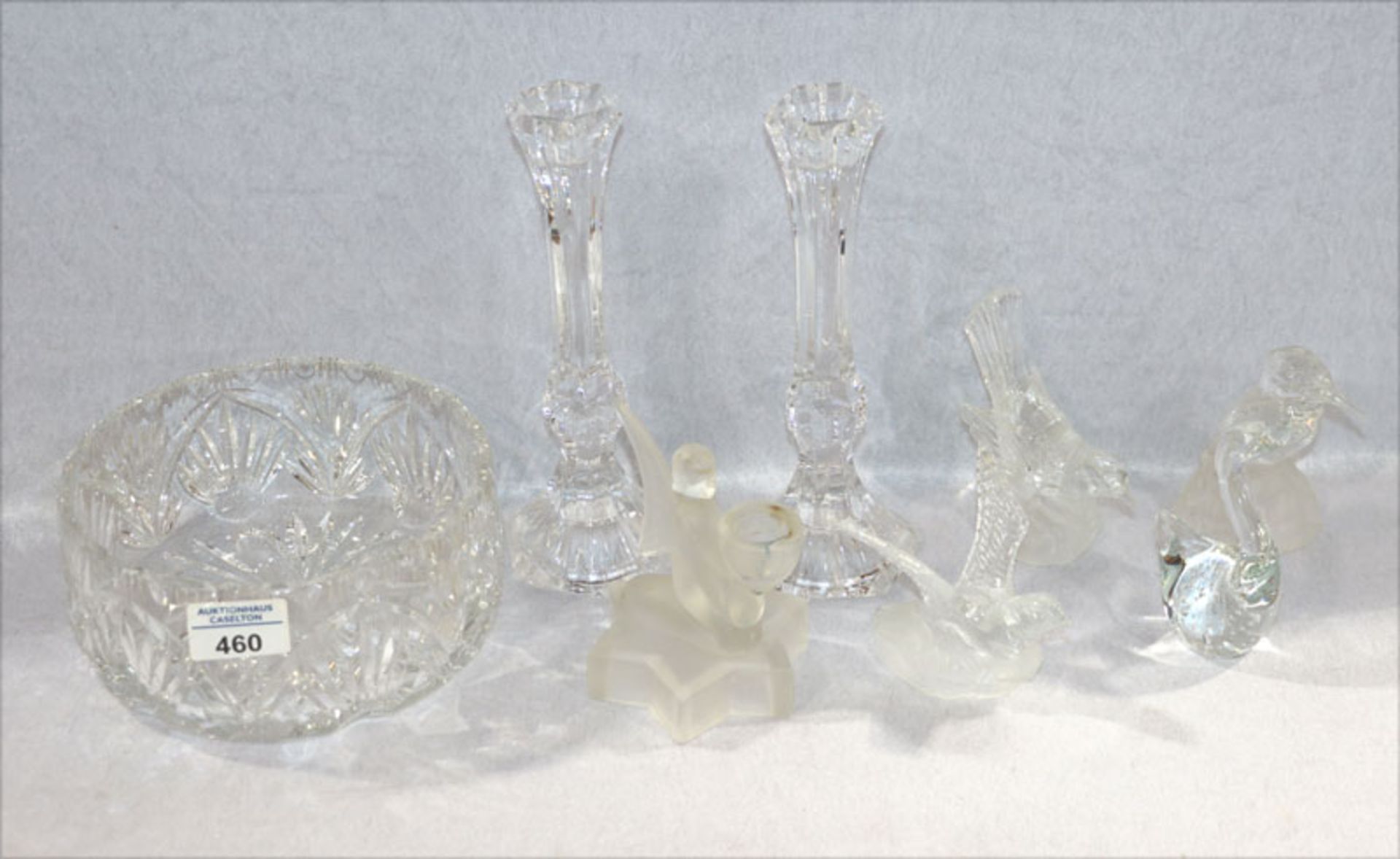 Glas-Konvolut: Paar Kerzenleuchter, H 22 cm, D 8 cm, Schale mit Schliffdekor, H 8,5 cm, D 18 cm, 5