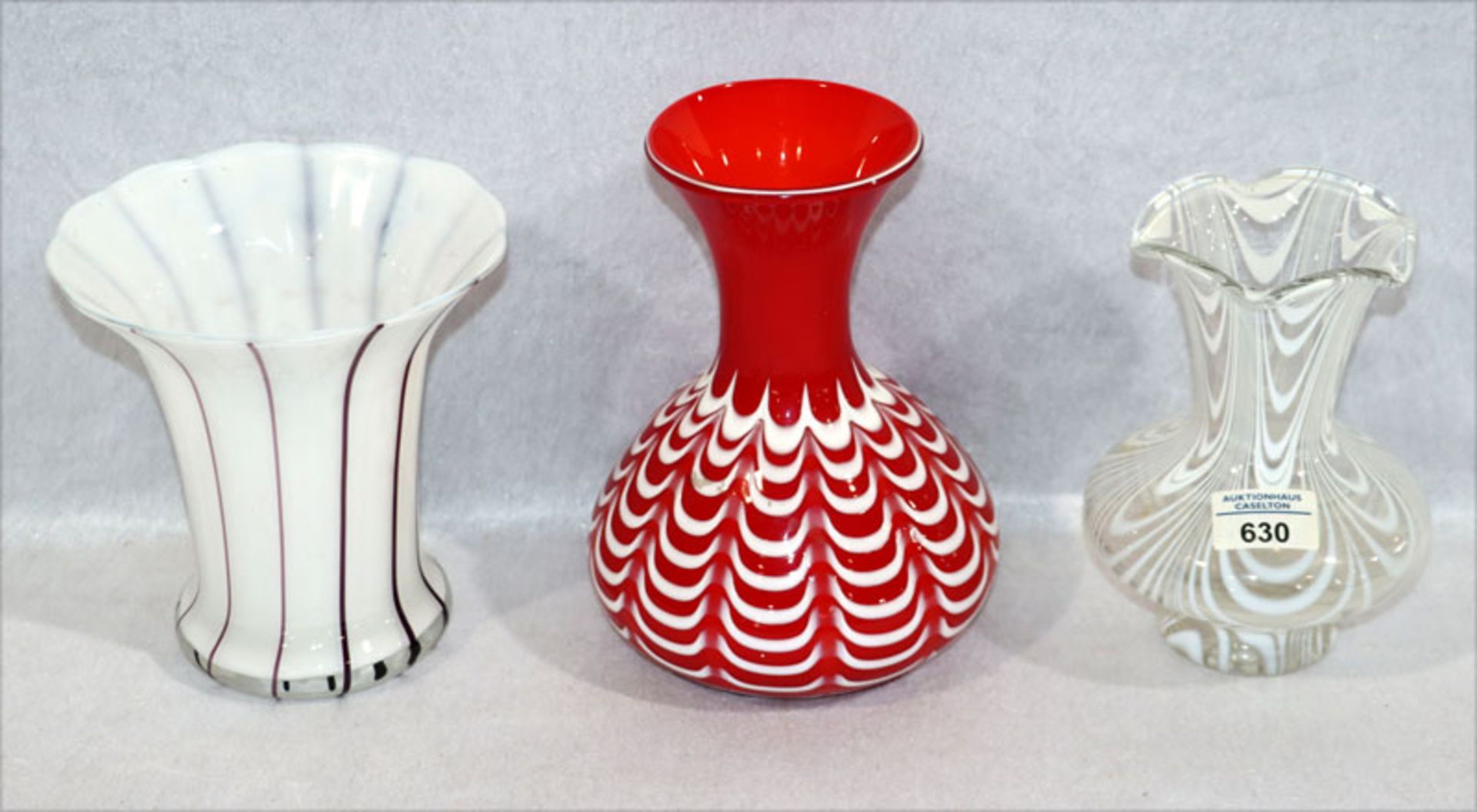 3 Glas Vasen, Böhmen/Tschechien, rote Vase mit weißen Einschmelzungen, H 21 cm, D 16 cm, kleiner