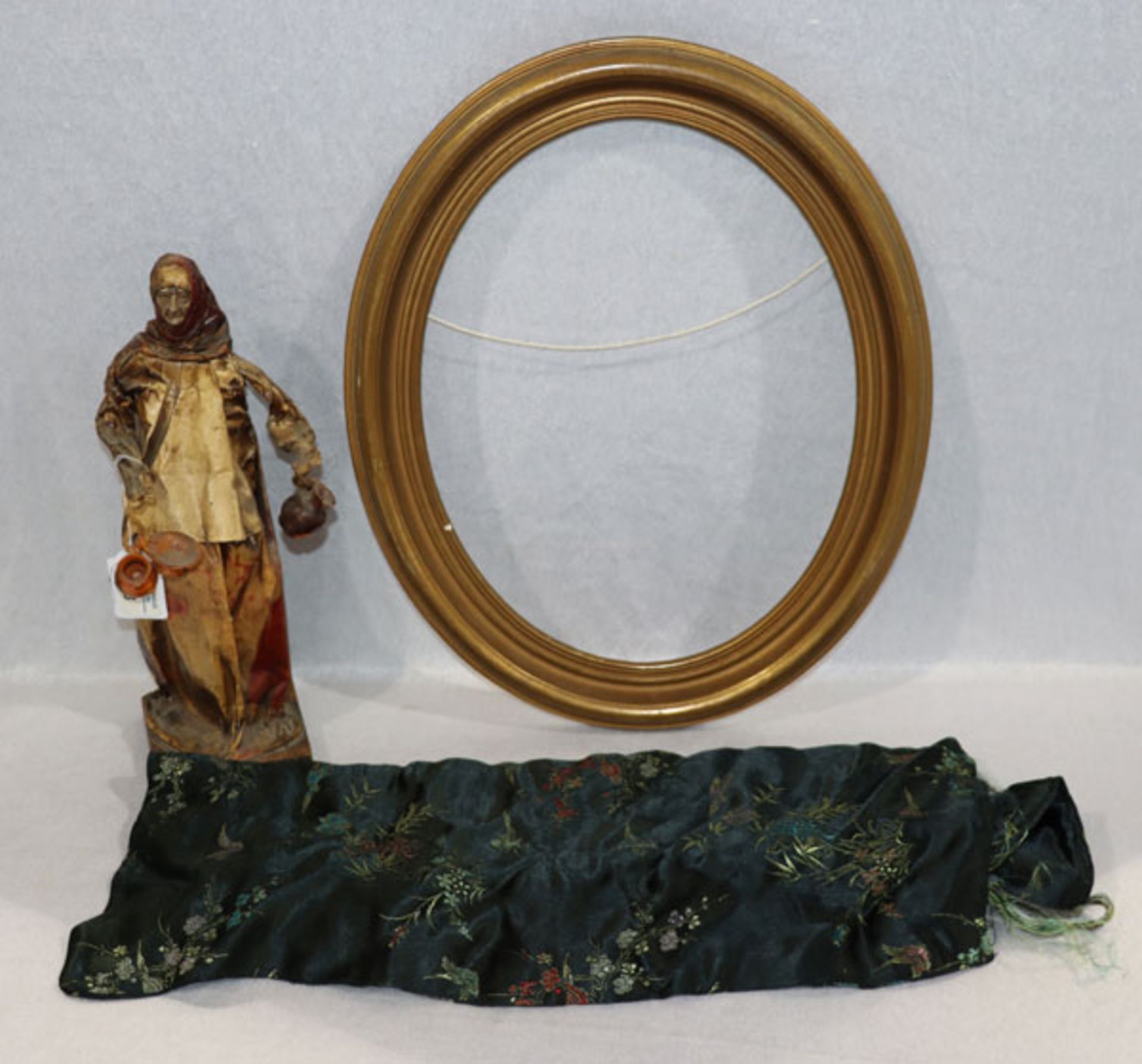 Konvolut: Ovaler Bilderrahmen, Pappmachéfigur 'Frau mit Tonwaren', H 33 cm, und Seiden