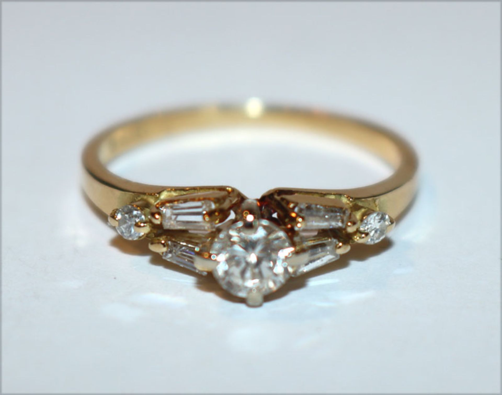 18 k Gelbgold Ring mit 7 Diamanten in verschiedenen Schliffformen, zus. ca. 0,7 ct., Gr. 53