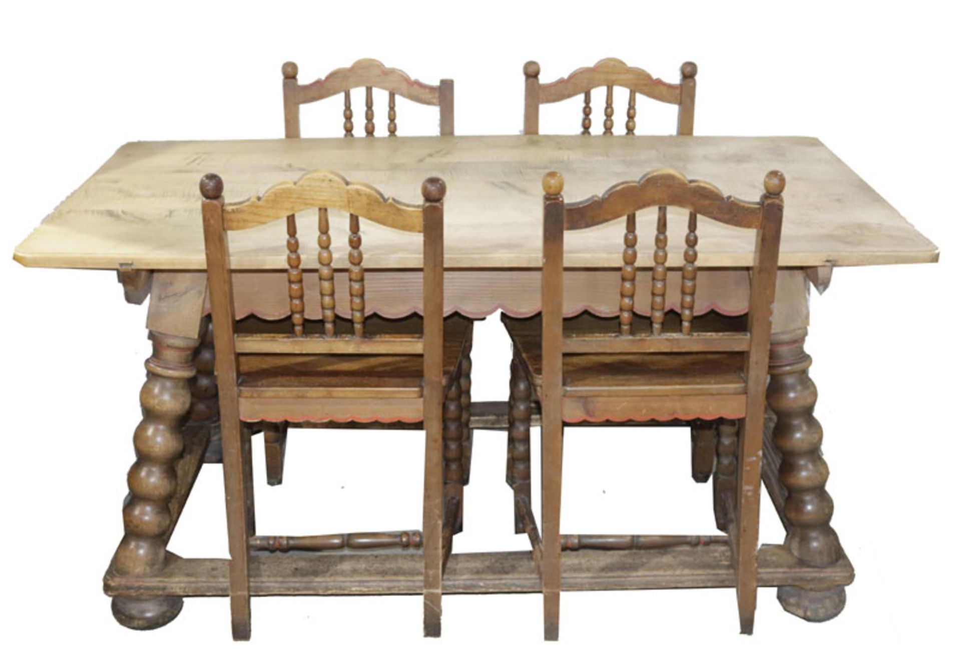 4 Holzstühle, teils gedrechselt, teils rot bemalt, H 87 cm, B 50 cm, T 44 cm, und Tisch, auf