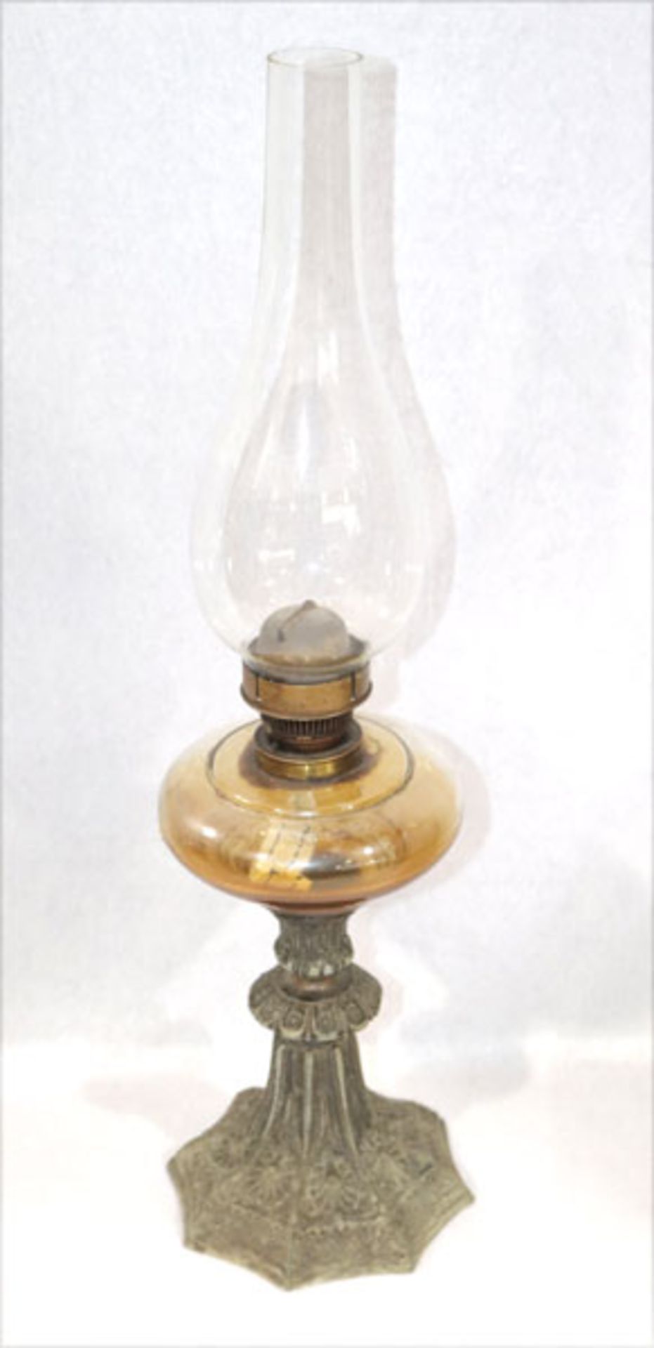 Petroleumlampe, Metallfuß mit Glas-Korpus und Zylinger, um 1900, H 51 cm, D 15 cm, Gebrauchsspuren