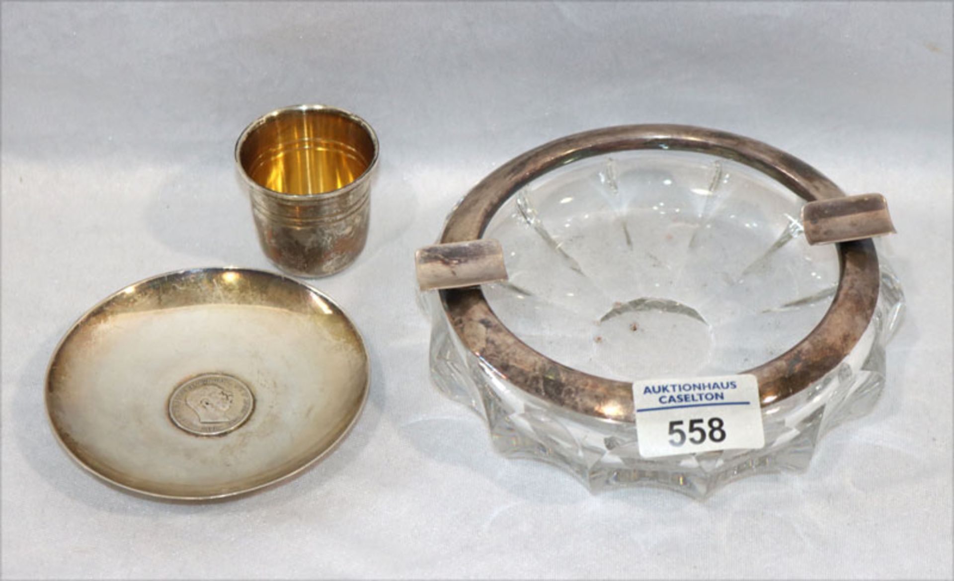 Konvolut: Silber Schälchen mit Münze und kleiner Becher, zus. 114 gr., sowie Glas-Aschenbecher mit