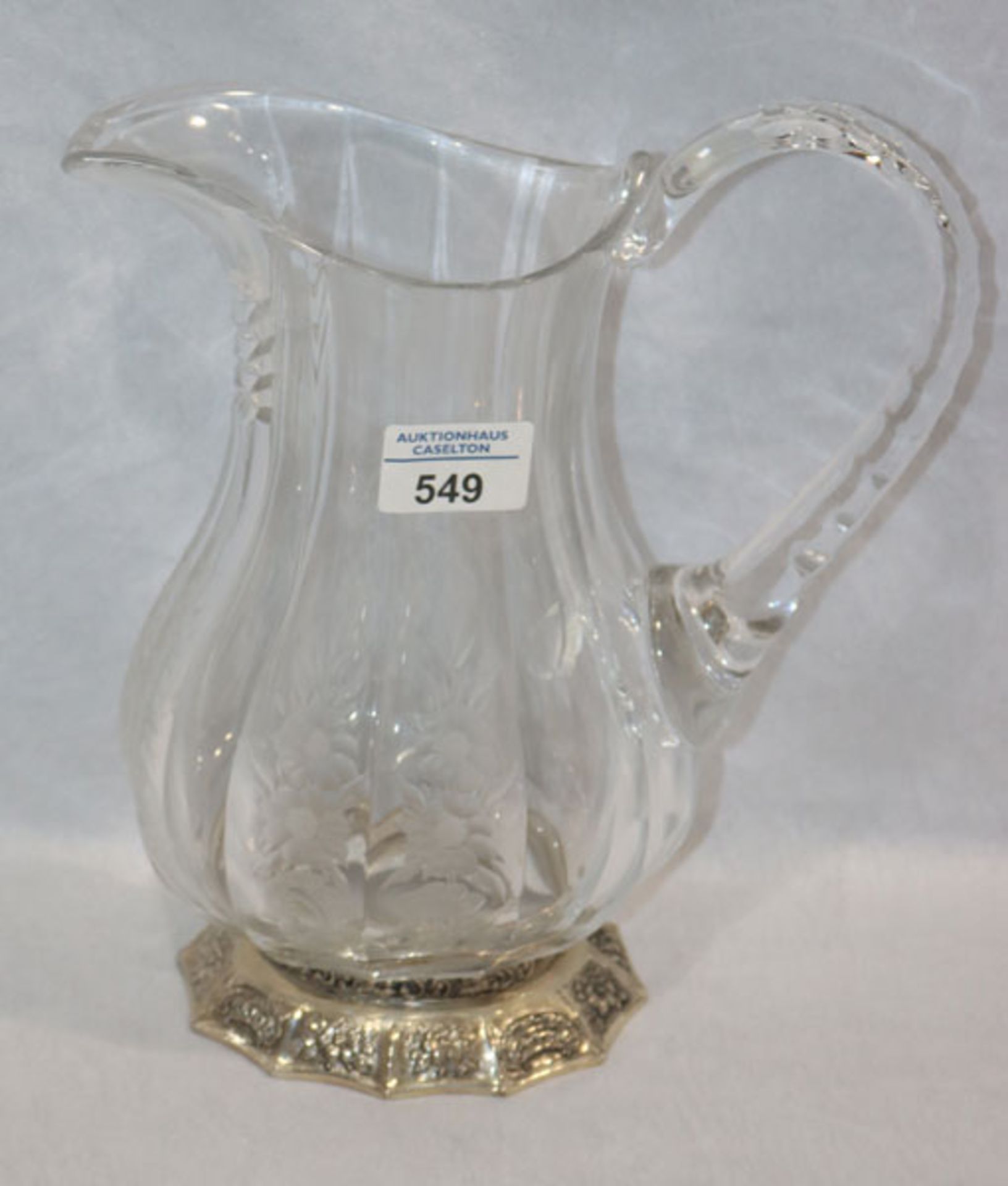 Dekorativer Glas-Henkelkrug mit gaviertem Floraldekor und reliefiertem Silberfuß, H 27cm,