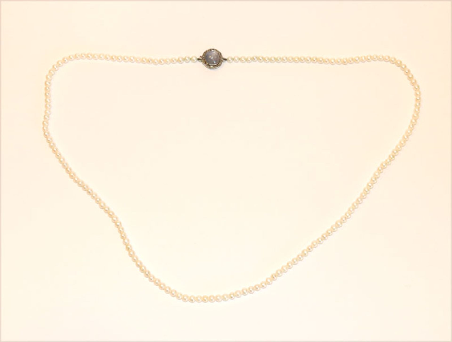 Perlenkette mit Weißgoldschließe mit Mondstein und Diamantsplitter, L 54 cm