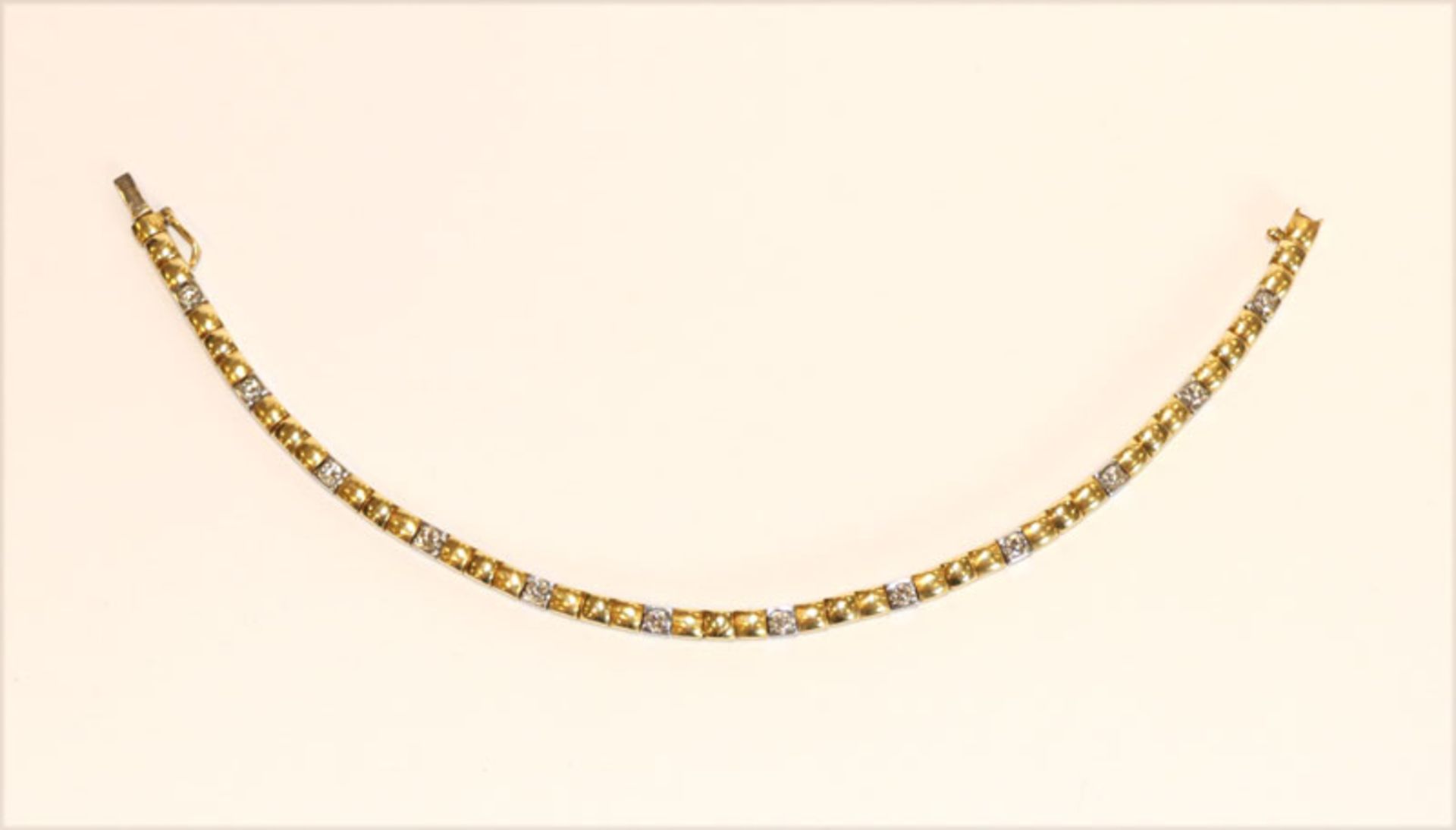 Klassisches 18 k Gelbgold Armband, teils mattiert und mit 12 in Weißgold gefaßten Diamanten, 17,8