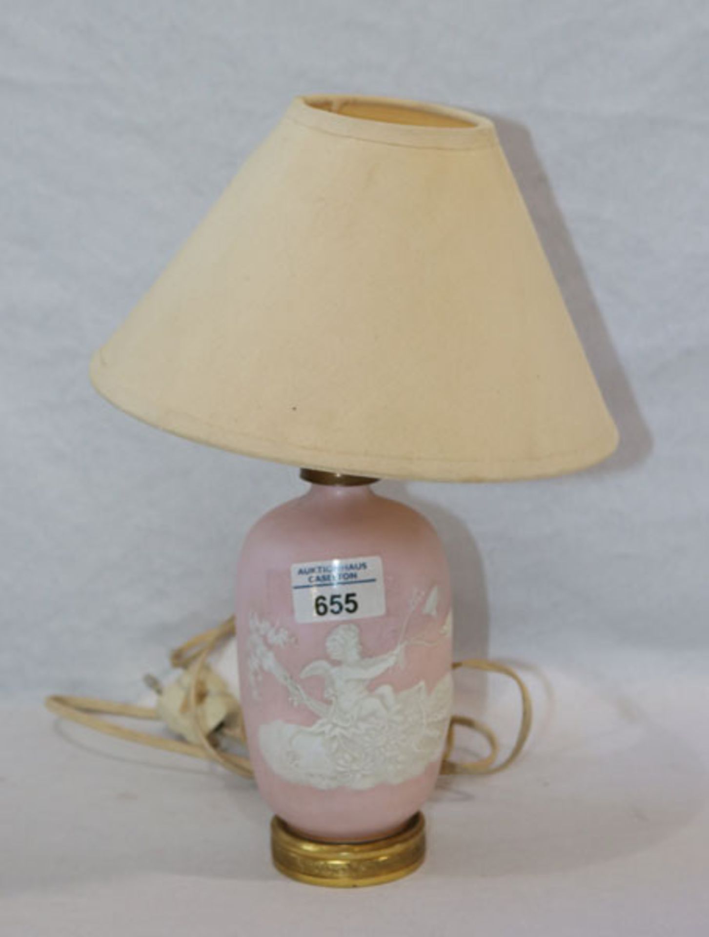 Tischlampe, Lampenfuß signiert CF Limoges, rosefarben mit weißem, reliefiertem Engeldekor,