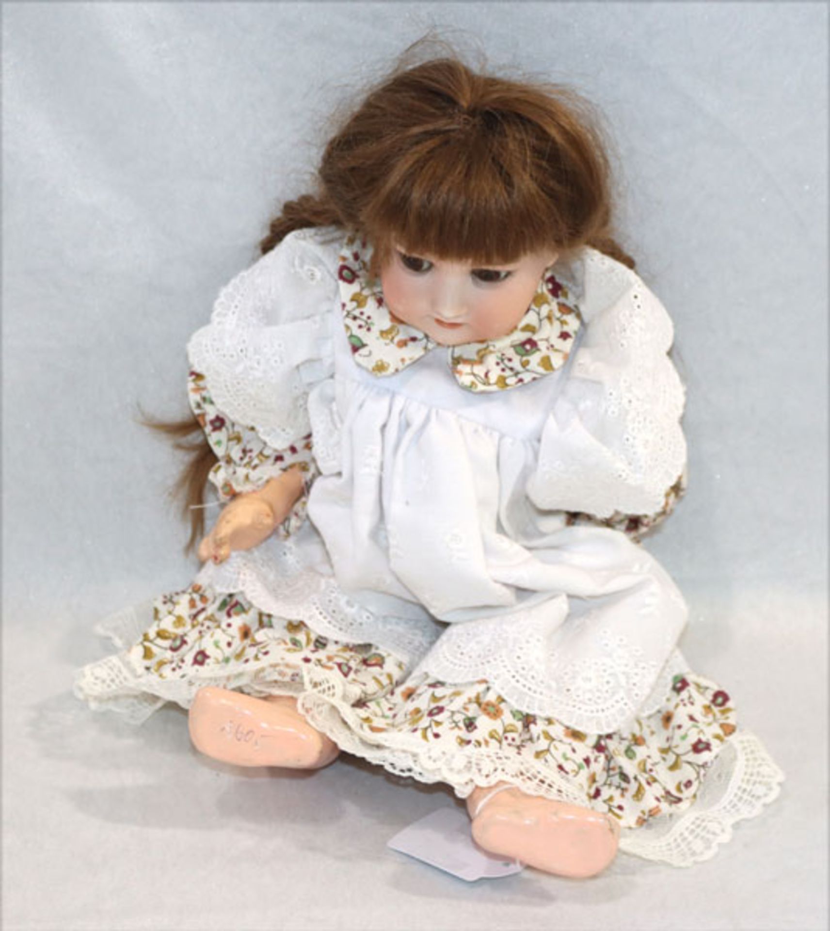Armand Marseille Puppe, Nr. 390 n, Porzellankopf mit Gliederkörper, beschädigt und bestossen,