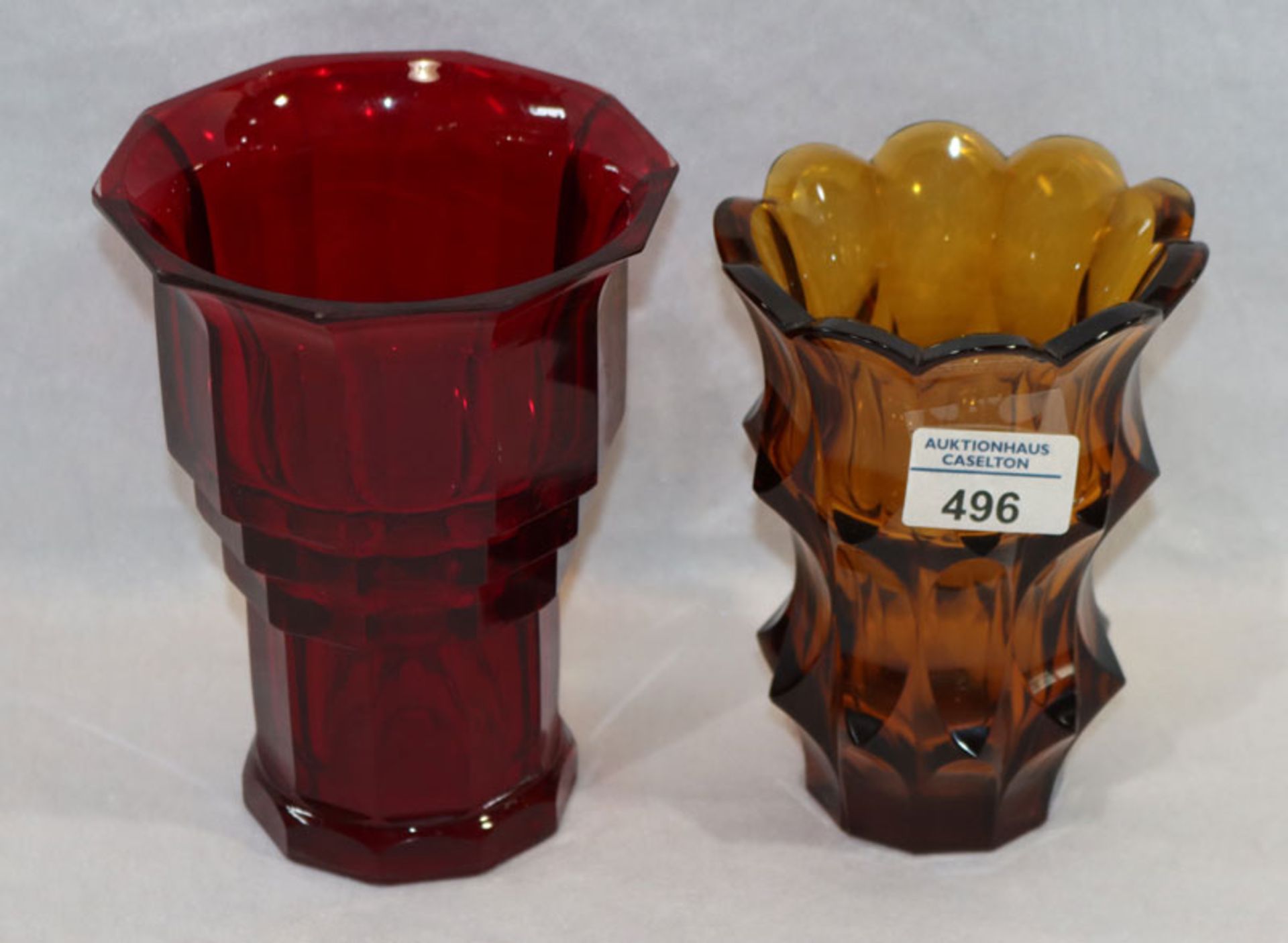 2 Glasvasen: rote Glasvase mit Facettenschliff, H 17 cm, D 13 cm, und bernsteinfarbene Vase mit